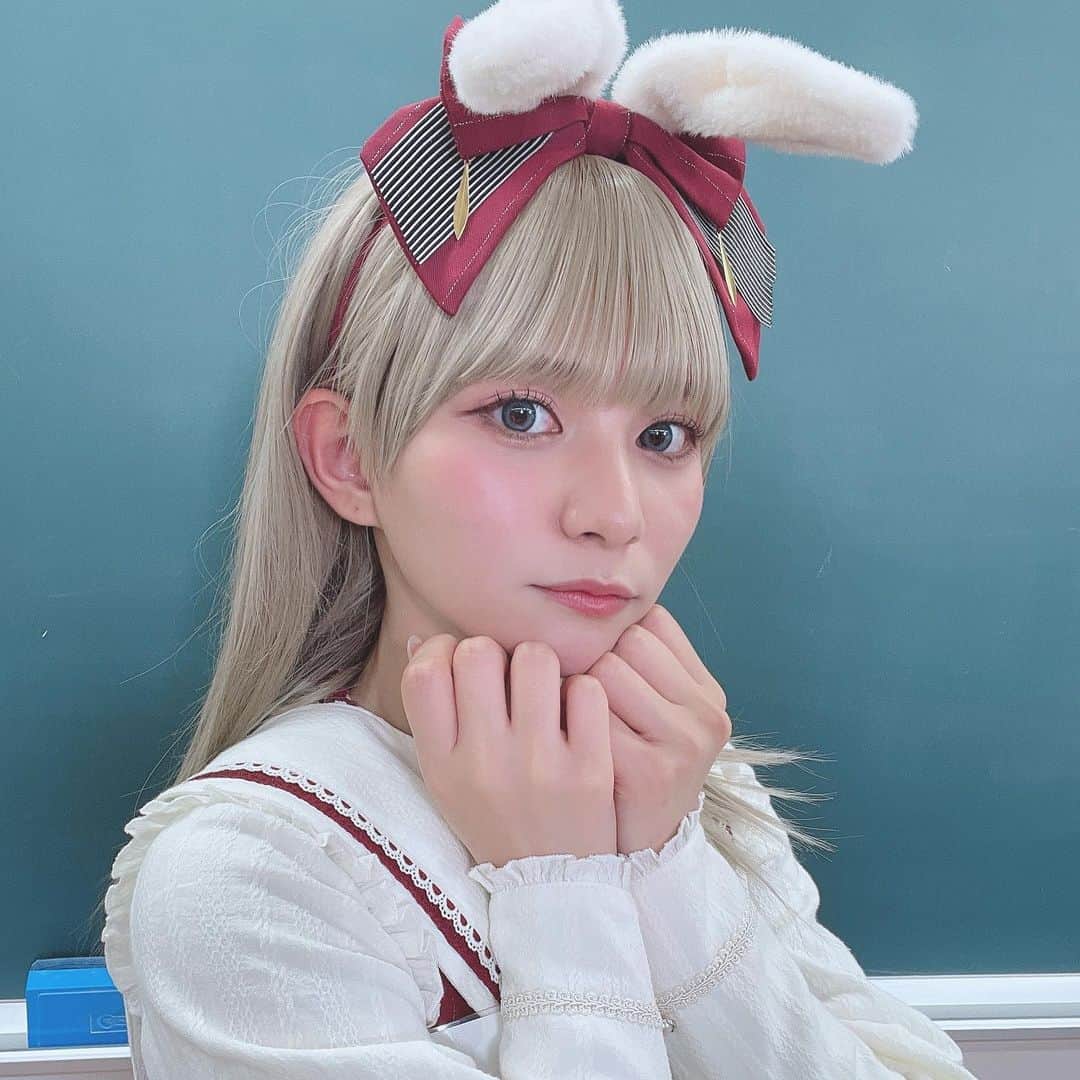 本田夕歩のインスタグラム：「TOKYO MXさんにて放送されました 新番組【コスプレ学園】観て頂けましたか？‎♡⃛ ̖́-  私は不思議の国のアリスをテーマにしたウサギのコスプレをしてました🐇🤍  衣装：@epetice_info」