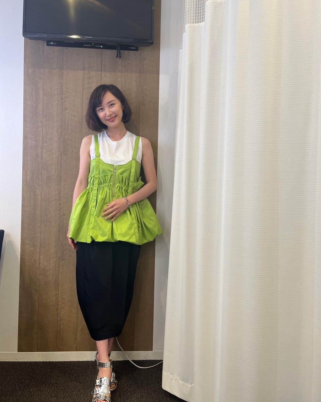 山口もえのインスタグラム：「・  こども達中間テストなので お弁当作らなくて良いの♡♡♡ それだけで… テンション上がる😉笑 今週も頑張りましょ！！  #tv #仕事#❤️」