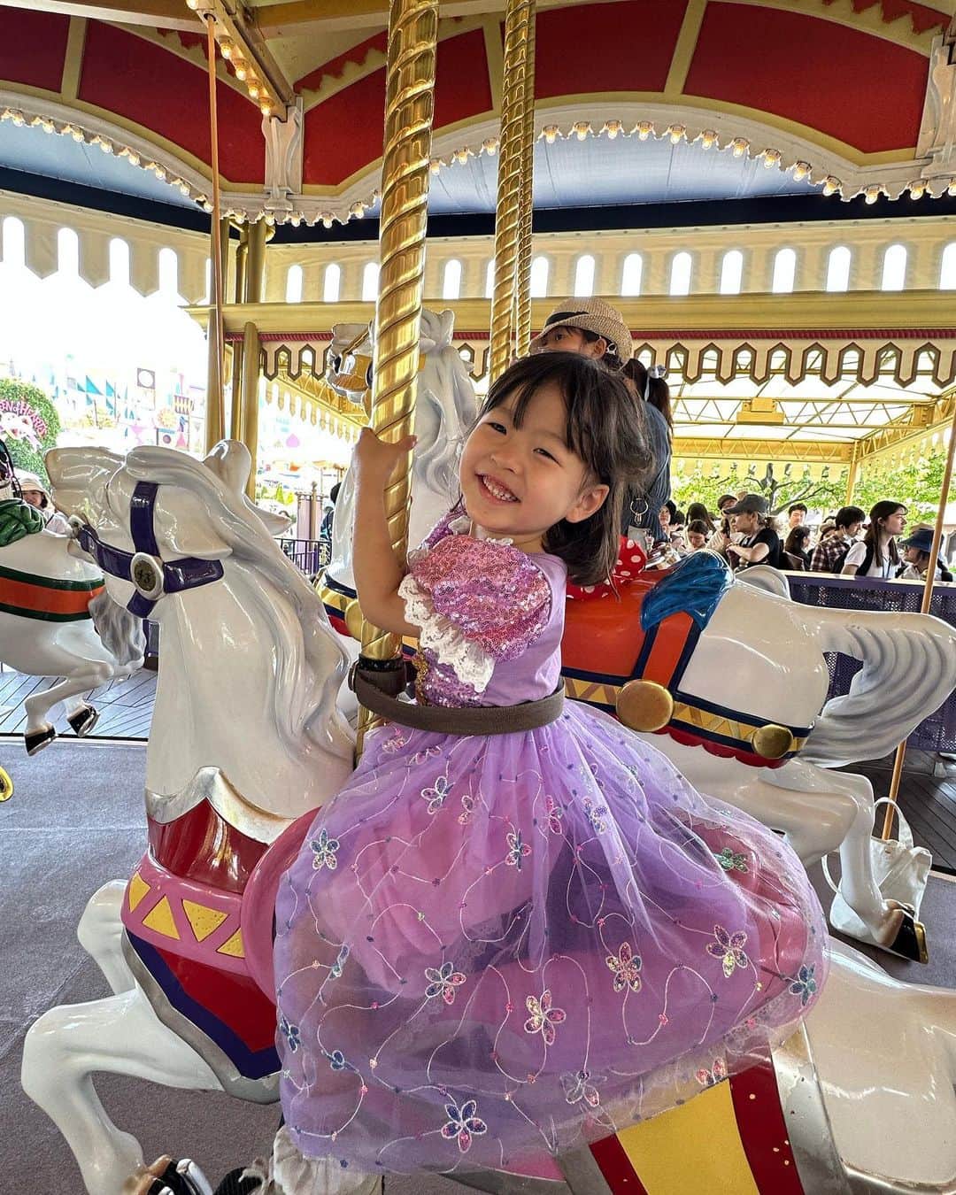 shihoさんのインスタグラム写真 - (shihoInstagram)「久しぶりの#Disneyland 🏰🪸🫧🌈🩷🩵  不意にとられた写真も姿勢よくて🤣 さすがユミコアトレーナー✌️  #ディズニーランド #ディズニーコーデ」5月29日 14時44分 - shipogram