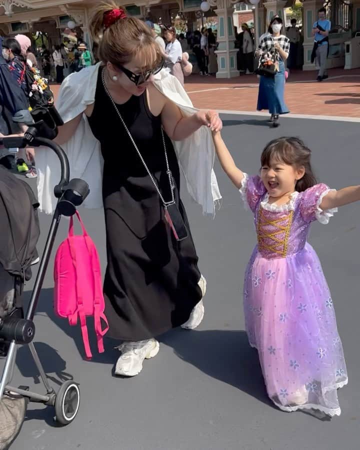 shihoのインスタグラム：「久しぶりの#Disneyland 🏰🪸🫧🌈🩷🩵  不意にとられた写真も姿勢よくて🤣 さすがユミコアトレーナー✌️  #ディズニーランド #ディズニーコーデ」