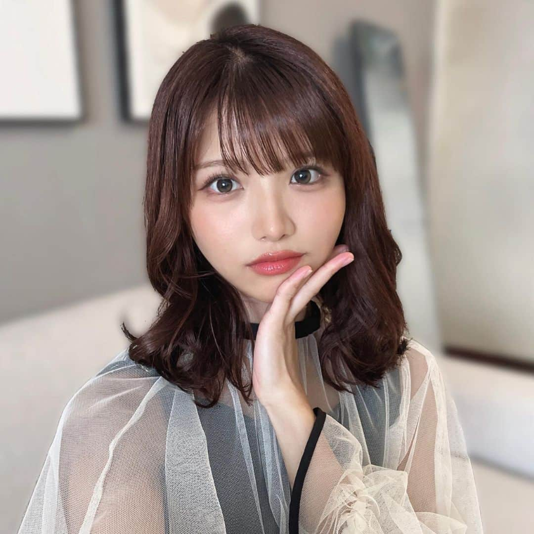 山本ゆうかさんのインスタグラム写真 - (山本ゆうかInstagram)「髪の毛レイヤー入れたら格段に巻きやすくなった🥹！！！ なぜ俺は切りっぱなしにこだわっていたのか………！！！ 女性の皆様レイヤーカットおすすめでございます！！！！ . . 毎度の事ながら全然SNS投稿してなくて、随分久しぶりです。 この写真は盛れたので記念に載せます🐥やっほい。 . . ただ私のアカウントはカメラで撮ったポートレート写真が人気で、自撮りやスマホで撮った写真は不評🤮笑 . . ポートレートの方が実物に近い&自然だし なにしろ撮ってくださる皆様の力量が凄いから見てくれる人が多いんだろうね🐶🫶🏻 でも自撮りも好きになってよね(圧) . . . #韓国巻き #外巻き #くびれヘア #grl購入品  #aiart #ai美女 #aiグラビア #グラビア #顔まわりレイヤー #顔まわりカット」5月29日 14時45分 - yuukarin.yama