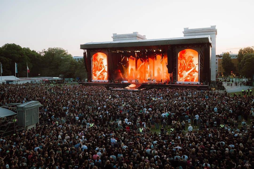 ニッキー・シックスさんのインスタグラム写真 - (ニッキー・シックスInstagram)「Munich! Great to see so many #crüeheads out there 💥  Next up Budapest   #mötleycrüe」5月29日 14時45分 - nikkisixxpixx