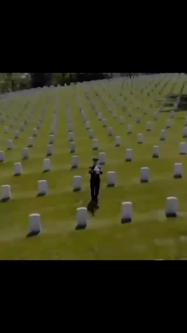 ジーナ・カラーノのインスタグラム：「#MemorialDay 🇺🇸🦅」