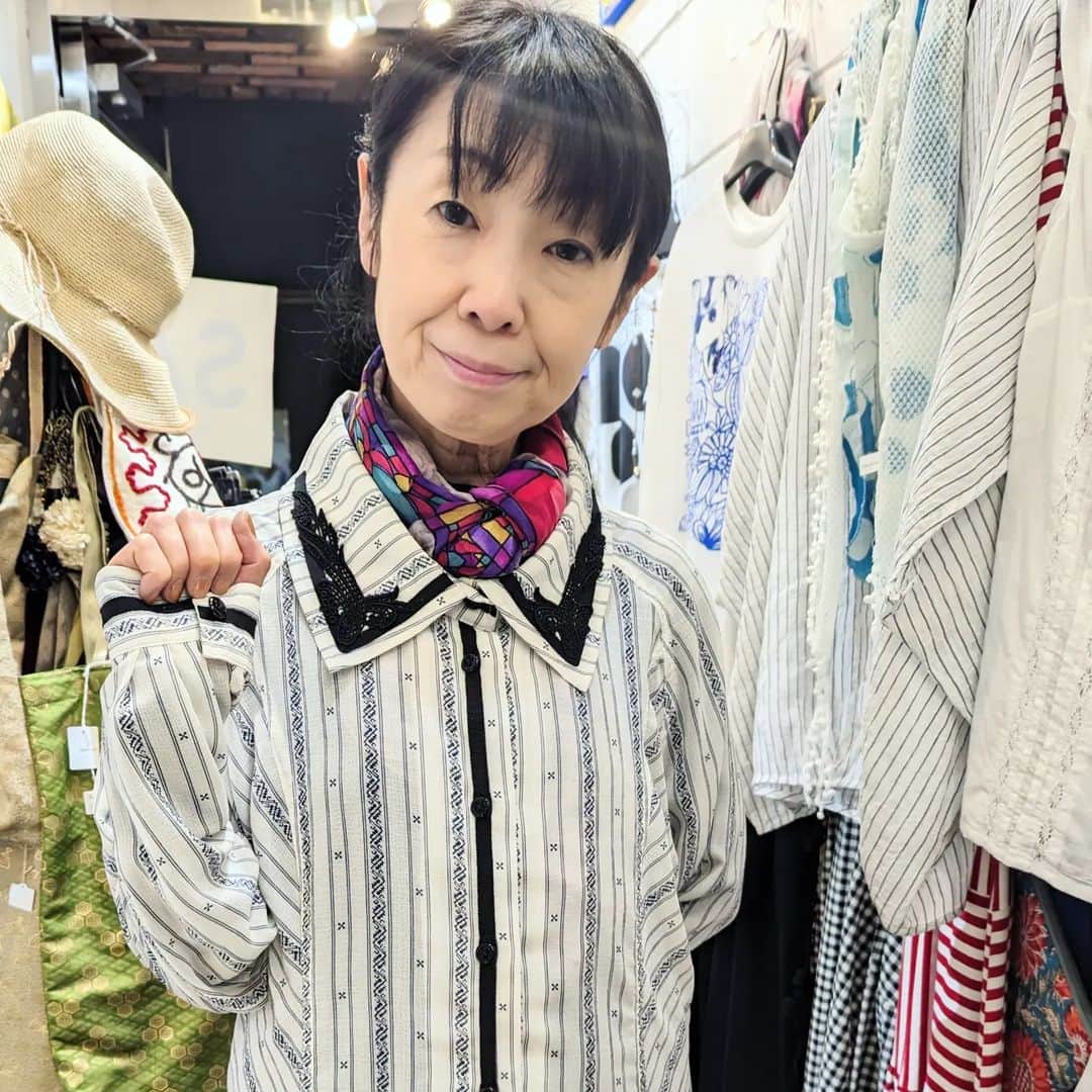 平井富子のインスタグラム：「都内から、踊る社労士ノリちゃんがアンシャンテに、、  先日購入したブラウスを着用。パックのリボンがオシャレ〜 さすが元アパレル勤務、着こなし上手。 似合う〜  自転車用に可愛いヘルメット持参、サイズが合ったので子供用買ったらしい～良いね！  また、遊びに来てください～」