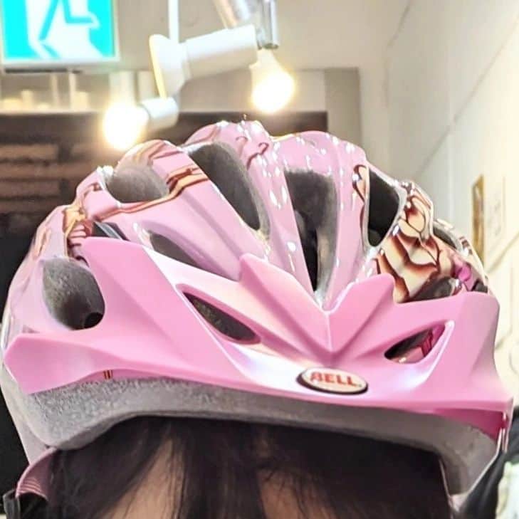 平井富子さんのインスタグラム写真 - (平井富子Instagram)「都内から、踊る社労士ノリちゃんがアンシャンテに、、  先日購入したブラウスを着用。パックのリボンがオシャレ〜 さすが元アパレル勤務、着こなし上手。 似合う〜  自転車用に可愛いヘルメット持参、サイズが合ったので子供用買ったらしい～良いね！  また、遊びに来てください～」5月29日 14時47分 - enchantewithd