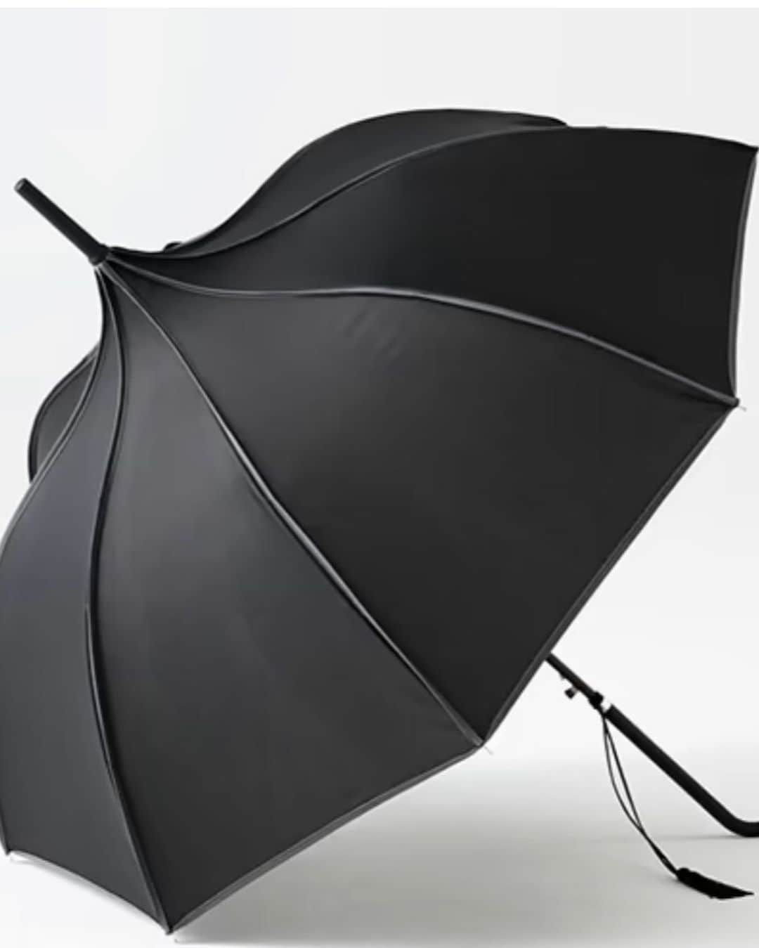 前田典子さんのインスタグラム写真 - (前田典子Instagram)「梅雨入り☔️  #メゾンマエノリ🖤  @maisonmaenori で 北欧デザイン 可愛いフォルムの💕 晴雨兼用の傘☔️☀️ 作ってもらいました❣️  デンマーク発のライフスタイルブランド　 #モリーマレ とのスペシャルコラボで完成した日傘兼雨傘☂️  人気のパゴダ型の傘の　 パイピングを ピンクとグレーを別注しました🖤💖  パゴタ傘と呼ばれるゆるやかで丸いフォルムの傘は、どこかクラシカルで優雅で女性らしい雰囲気が素敵💕  カジュアルコーデにも 持てるようにデザインはあえてシンプルに仕上げました。綴じた時にも可愛いタッセル付き💕  ※遮光率90%。日傘としてもご使用いただけます  ピンクのパイピングは街中でもパッと目を引く可愛さがお気に入りです💕 さりげないグレーパイピングもお洒落🖤  持ち手は華奢なレザー調で同色のタッセル付き😍  雨の日も晴れの日も毎日連れて歩きたくなる☀️ 上品で可愛い子に仕上がりました💕  #ビニール傘じゃなくて可愛い傘☂️ #間違えられない傘 #取られたくない傘😆 #忘れたくない傘☂️ #華奢で可愛い 💕 #エレガントな傘✨☂️✨   最後の写真は打ち合わせ風景🤔」5月29日 14時56分 - maenorichang