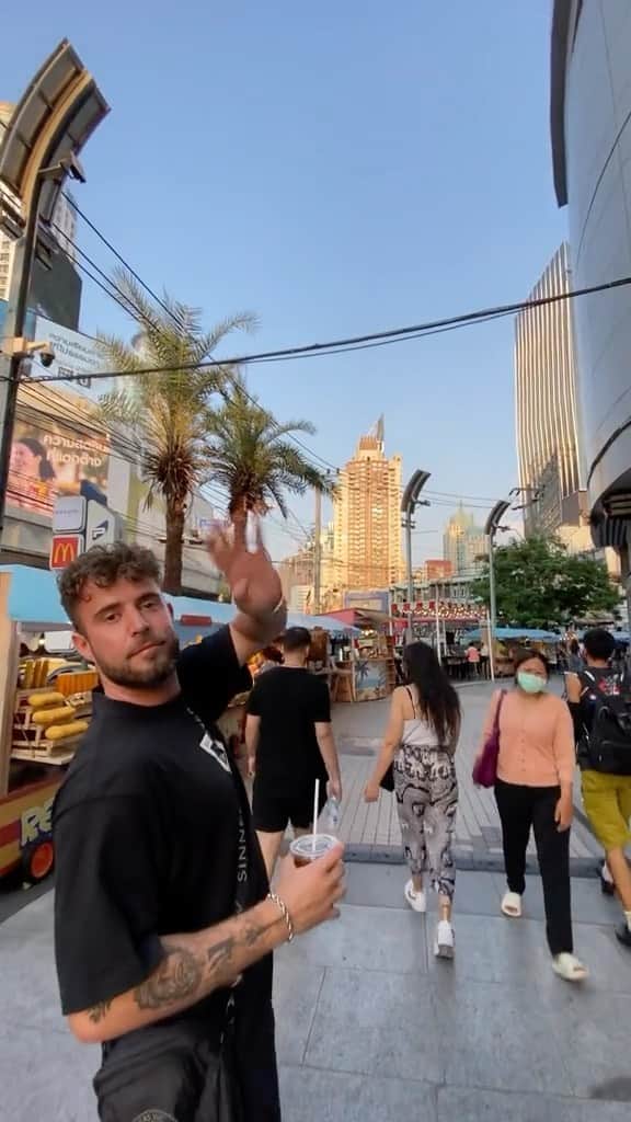 ニキータ・クラストルゥプのインスタグラム：「Video fra vores tur til Bangkok (feat: øgle)」
