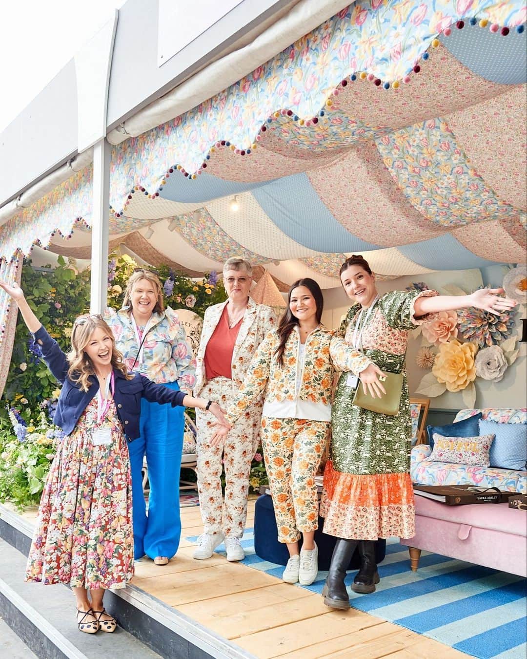 ローラアシュレイのインスタグラム：「Did someone say florals? 🌸 Meet some of the faces behind the brand, all dressed in Laura Ashley collaborations, past and present! ⁣ ⁣ The team were on the stand all week at @the_rhs Chelsea Flower Show speaking to guests. It's been wonderful for us to meet so many fans of the brands and to hear so many Laura Ashley memories and stories. ⁣ ⁣ Did you get chance to meet the team at the Chelsea Flower Show stand? #RHSChelsea」