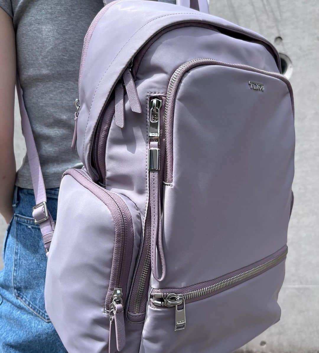 クリスティー麻里子さんのインスタグラム写真 - (クリスティー麻里子Instagram)「My new backpack!!  TUMIの"セリーナ"バックパック🎒  可愛らしいラベンダーカラーと機能性のギャップがすごいくらい中が収納しやすくなってて 中でどれがどこにあるか分からなくなる私とってはすごく嬉しい😆 チャームポーチもマッチしてる♡  旅行カバンのイメージもあるけど色んなライフスタイルに合わせやすいデザインだから私はマザーズバックとしても使っていきたいな！  #トゥミ #PR #TUMI #TUMIVOYAGEUR #レディースリュック #コーデ」5月29日 15時02分 - christymariko