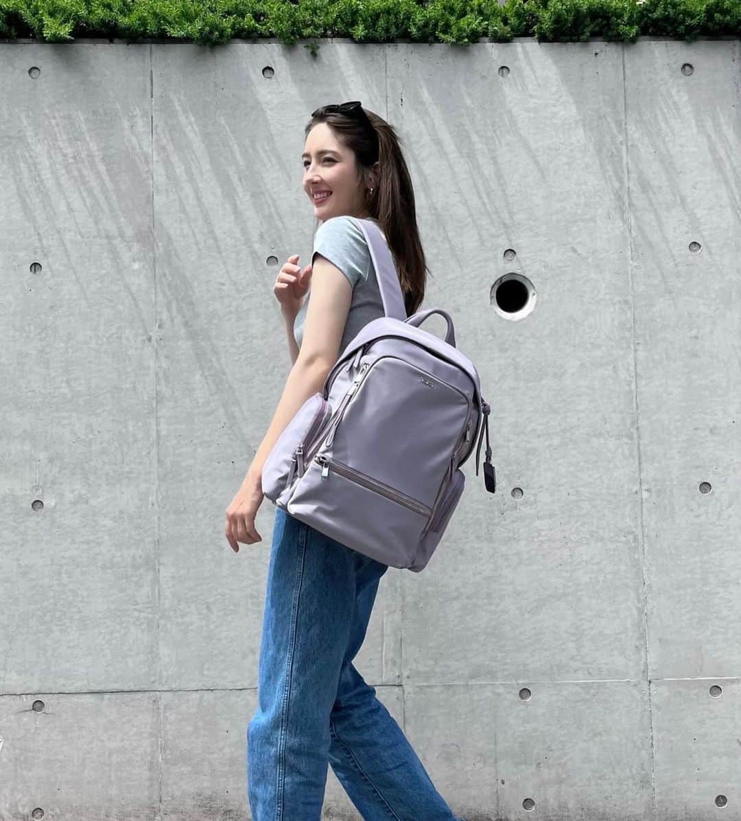 クリスティー麻里子のインスタグラム：「My new backpack!!  TUMIの"セリーナ"バックパック🎒  可愛らしいラベンダーカラーと機能性のギャップがすごいくらい中が収納しやすくなってて 中でどれがどこにあるか分からなくなる私とってはすごく嬉しい😆 チャームポーチもマッチしてる♡  旅行カバンのイメージもあるけど色んなライフスタイルに合わせやすいデザインだから私はマザーズバックとしても使っていきたいな！  #トゥミ #PR #TUMI #TUMIVOYAGEUR #レディースリュック #コーデ」