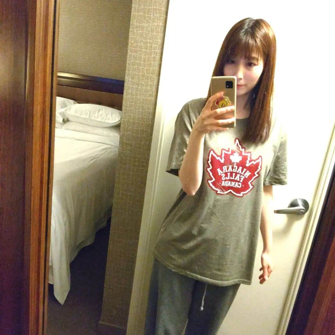 千種ゆり子のインスタグラム：「ナイアガラの滝で買った可愛いTシャツ🇨🇦 . カーキ×ビッグサイズでめちゃ良い感じ🤍 . #niagarafalls  #tshirts  #Canada #khaki」