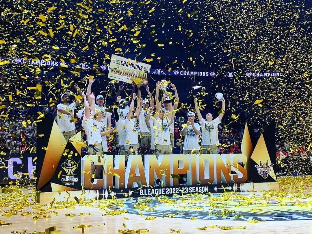 佐藤ちひろさんのインスタグラム写真 - (佐藤ちひろInstagram)「B.LEAGUE 2022-23 SEASON 🏆B1 CHAMPIONS🏆 琉球ゴールデンキングス  西地区初のBリーグ優勝です👑  これまでたくさんの感動をありがとうございました😭  今シーズンの試合が 昨日で全て終わってしまったのかと思うと とても寂しいです😔  でも次はワールドカップ🏀 もっともっとバスケを盛り上げられるように頑張ります！  #bリーグ　#チャンピオンシップ　#日本一　#バスケットボール　#琉球ゴールデンキングス　#千葉ジェッツ」5月29日 15時09分 - chihiro.sato_ex