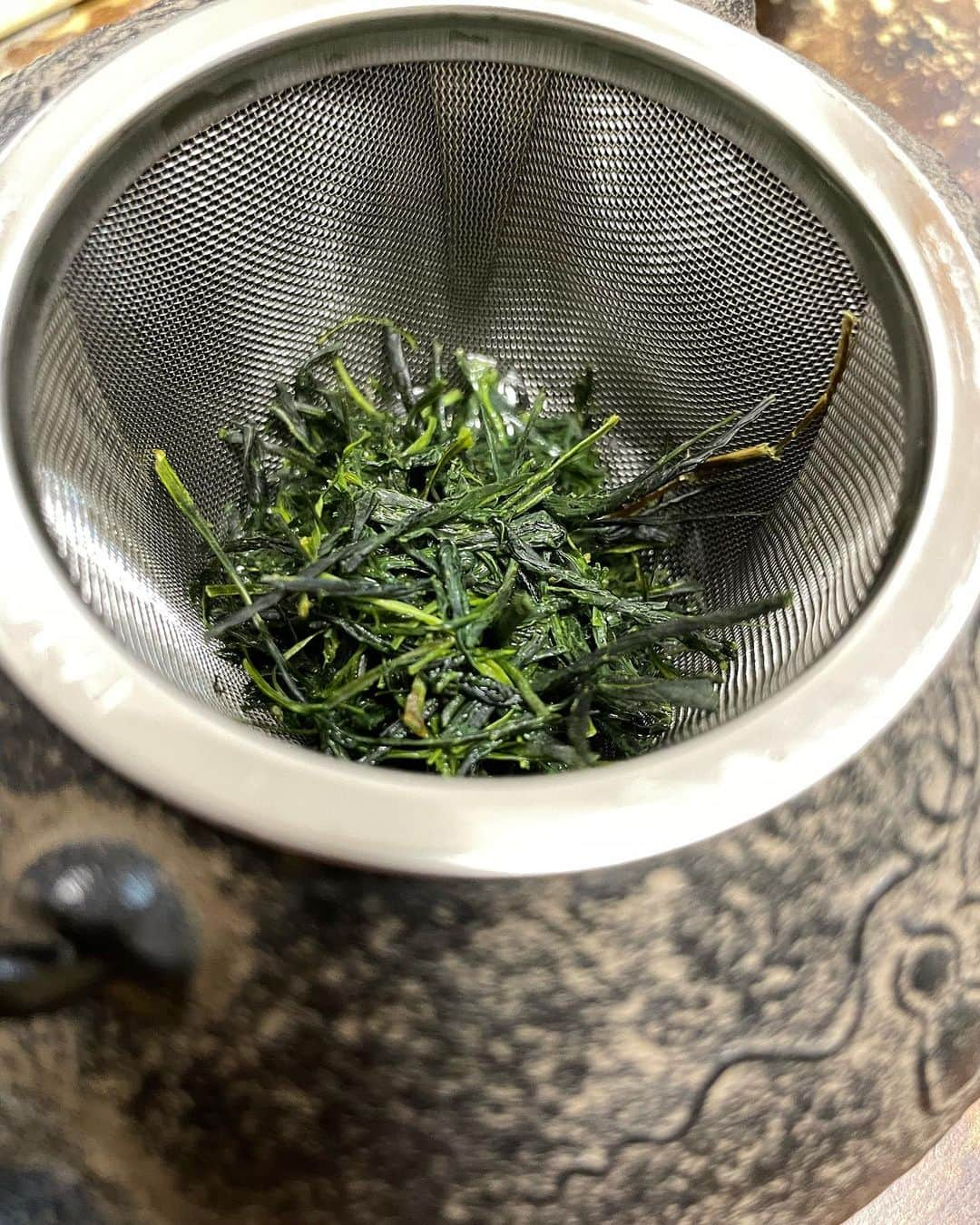 masasucksさんのインスタグラム写真 - (masasucksInstagram)「2023年の新茶が到着しました！ 新茶の販売開始です🙆‍♂️🤣💪🏻 この時期のプレミアムな新茶なのでお早めにゲットしてください〜‼️  リンクはプロフィールよりbaseへ👍🏻  #マサ茶ん #マサ茶ん収穫祭2023 #新茶茶葉 #とても香ばしいほうじ茶もあります #ちゃーすぅー #masasucks」5月29日 15時10分 - sucksmen