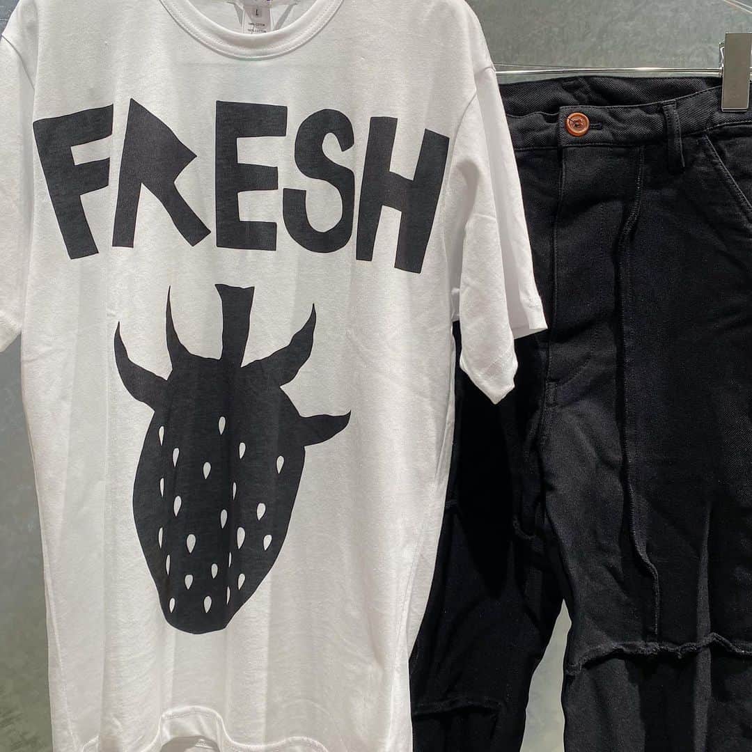 のインスタグラム：「＜COMME des GARÇONS SHIRT＞ TEE ¥15,180 PANTS ¥60,500  #H_beautyandyouth #エイチビューティアンドユース @h_beautyandyouth  #BEAUTYANDYOUTH #ビューティアンドユース #Unitedarrows #ユナイテッドアローズ #COMMEdesGARÇONSSHIRT」
