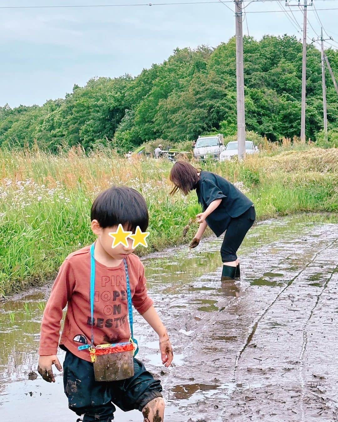 保田圭さんのインスタグラム写真 - (保田圭Instagram)「昨日は 田植え体験を させていただきました🍀  息子にとっては 初めての体験💕  素足で田んぼの中を歩けたのが とても楽しかったようで 今日も水たまりを見つけては チャポチャポと足をつけながら 『また田んぼに行きたいなぁ🥰』と つぶやく息子🎵  息子にとっての田植え体験 後半は ほぼほぼオタマジャクシ探しでした😂  まあ…そうなるよね。笑  とっっても貴重な体験を させて頂きました💜  連れて行ってくれた友人 そして色々教えてくださった 稲作本店の皆様に感謝です🙏✨  #食育 #これからは更に感謝して食べます」5月29日 15時16分 - keiyasuda1206