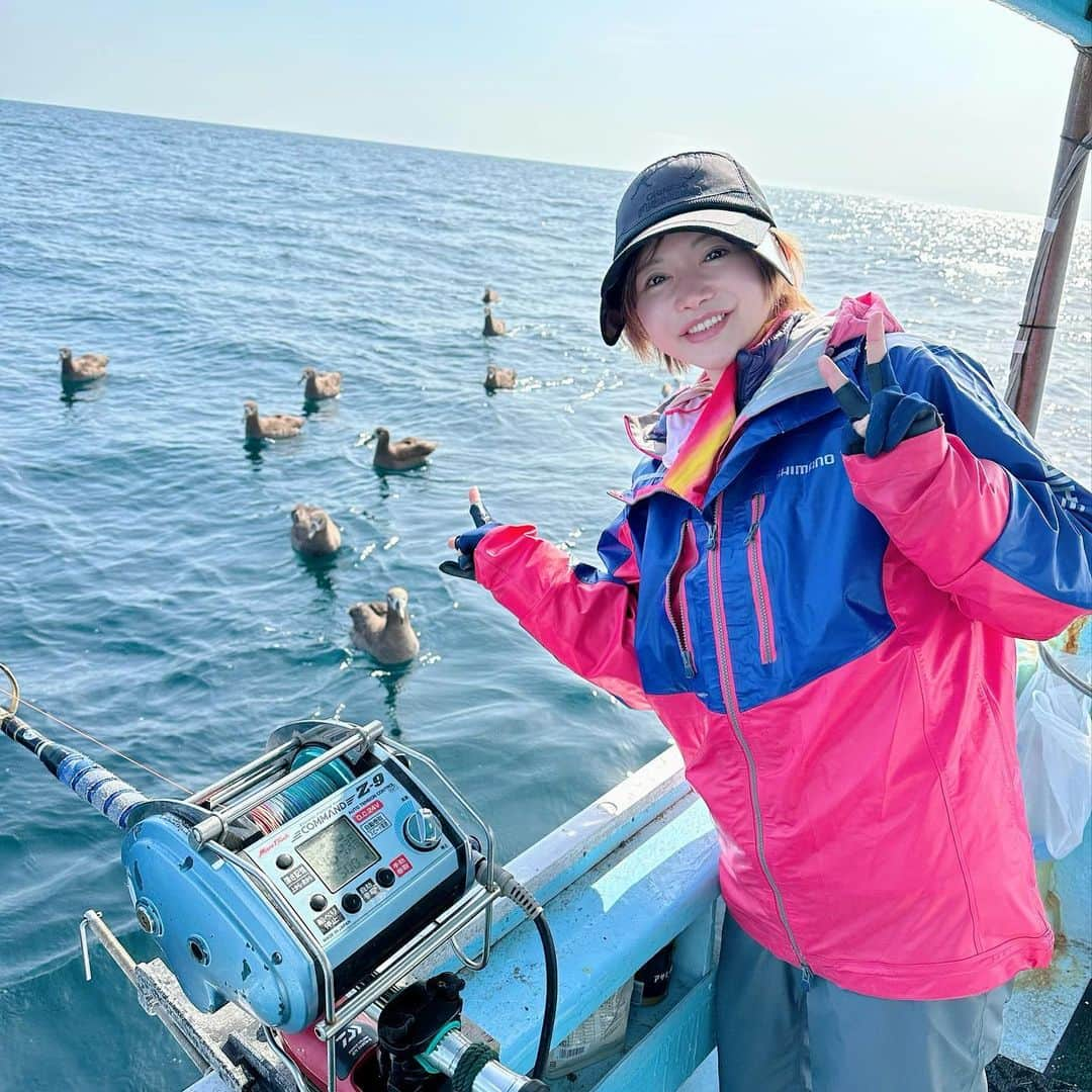 里美ゆりあさんのインスタグラム写真 - (里美ゆりあInstagram)「青森県まで深海魚ベニアコウを求めて🎣 奇跡のベニアコウは釣れなかったけどバラメヌケ初ゲット❣️ ゆりあ釣り魚図鑑にメモ📝しようっと😉 ホラアナゴも初ゲット❣️ 可愛いアホウドリとも仲良くなれて満足✨✨  #釣果 #釣り #青森 #fishing  #深海魚 #深海釣り #里美ゆりあ #太平洋 #ベニアコウ」5月29日 15時16分 - satomiyuria