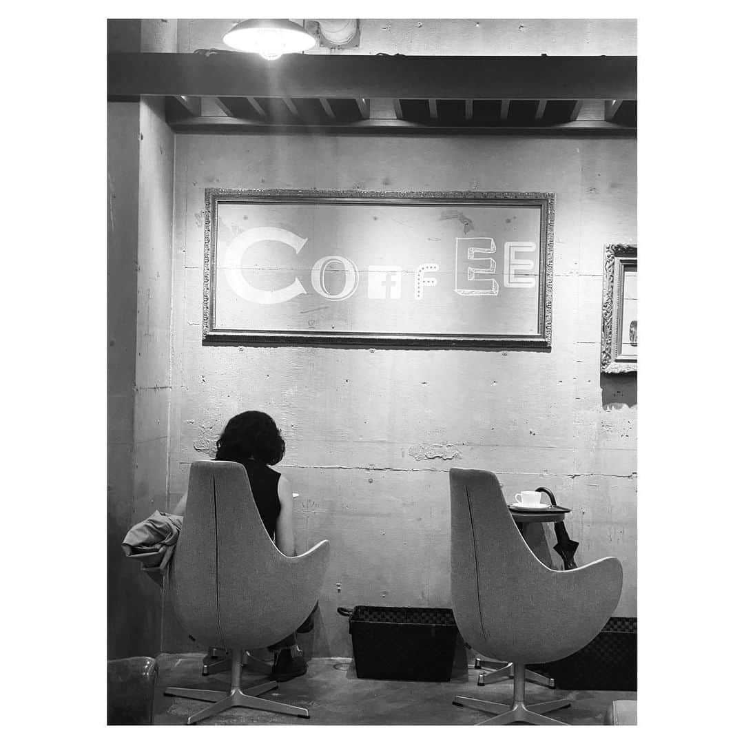 今泉マヤさんのインスタグラム写真 - (今泉マヤInstagram)「☕️🌂  真ん中にfを見つけた日 ☺︎  #coffeecup #umbrella #rainycoffeeday」5月29日 15時19分 - maya.imaizumi