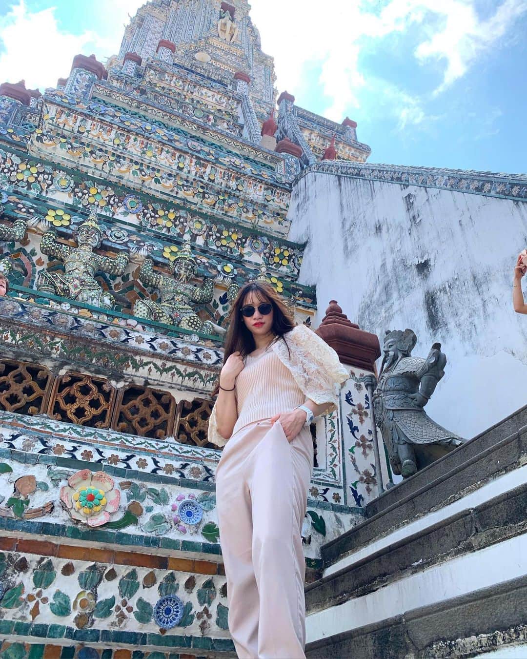 りせのインスタグラム：「📍Wat Arun ワット・アルン（暁の寺）  きれいで感動した✨ めちゃくちゃ暑かったけど 行く価値あり！  3枚目の写真 私たちのこと見つけられるかな？🥰」