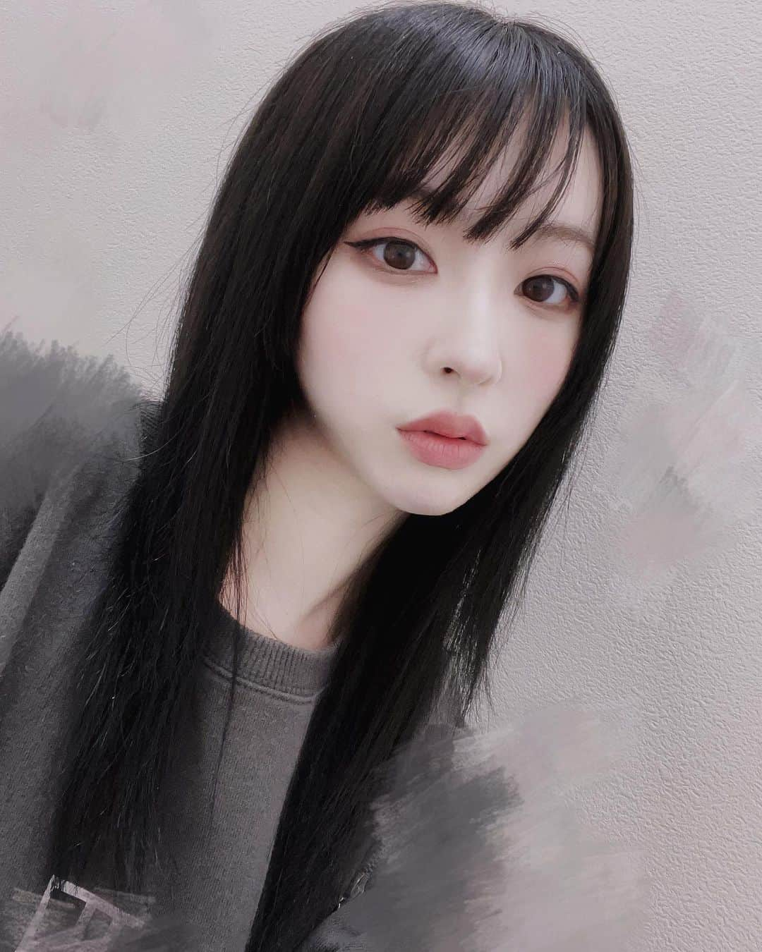 綾野ましろのインスタグラム：「...🐈‍⬛🍑  リップの色 あまり使わない色だけど ありかな😌？  ダーク系とミルキー系 どっちも好きだけど ミルキー系むずかしー笑  #KISSMEFERME #makeup #黒髪ロングストレート」