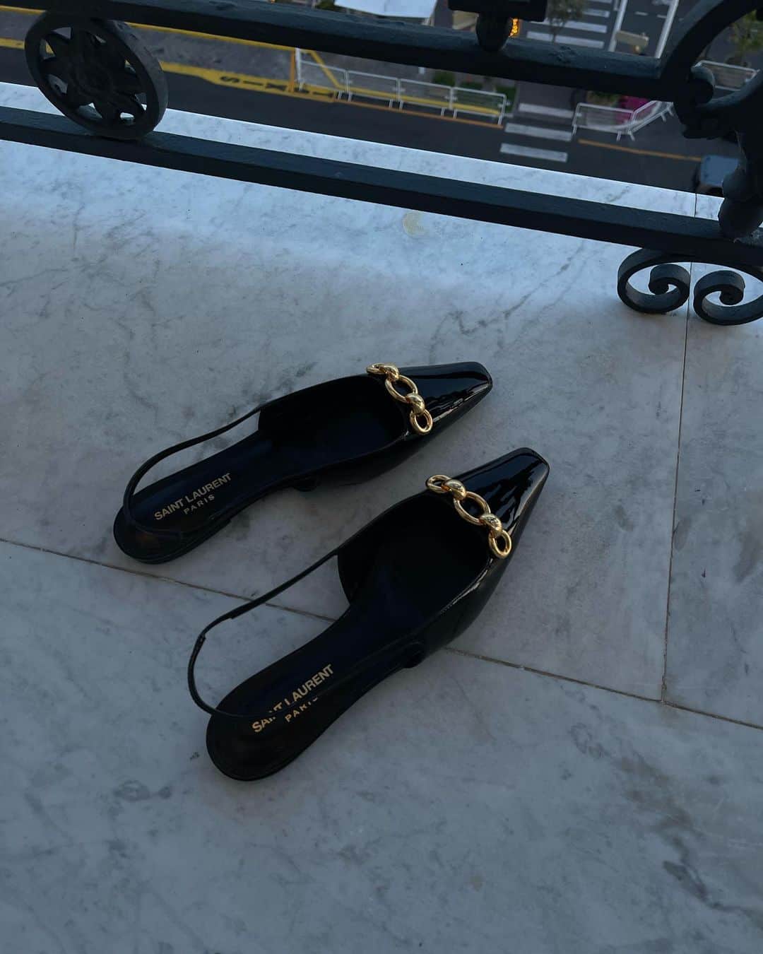エルザ・ホスクのインスタグラム：「🖤」