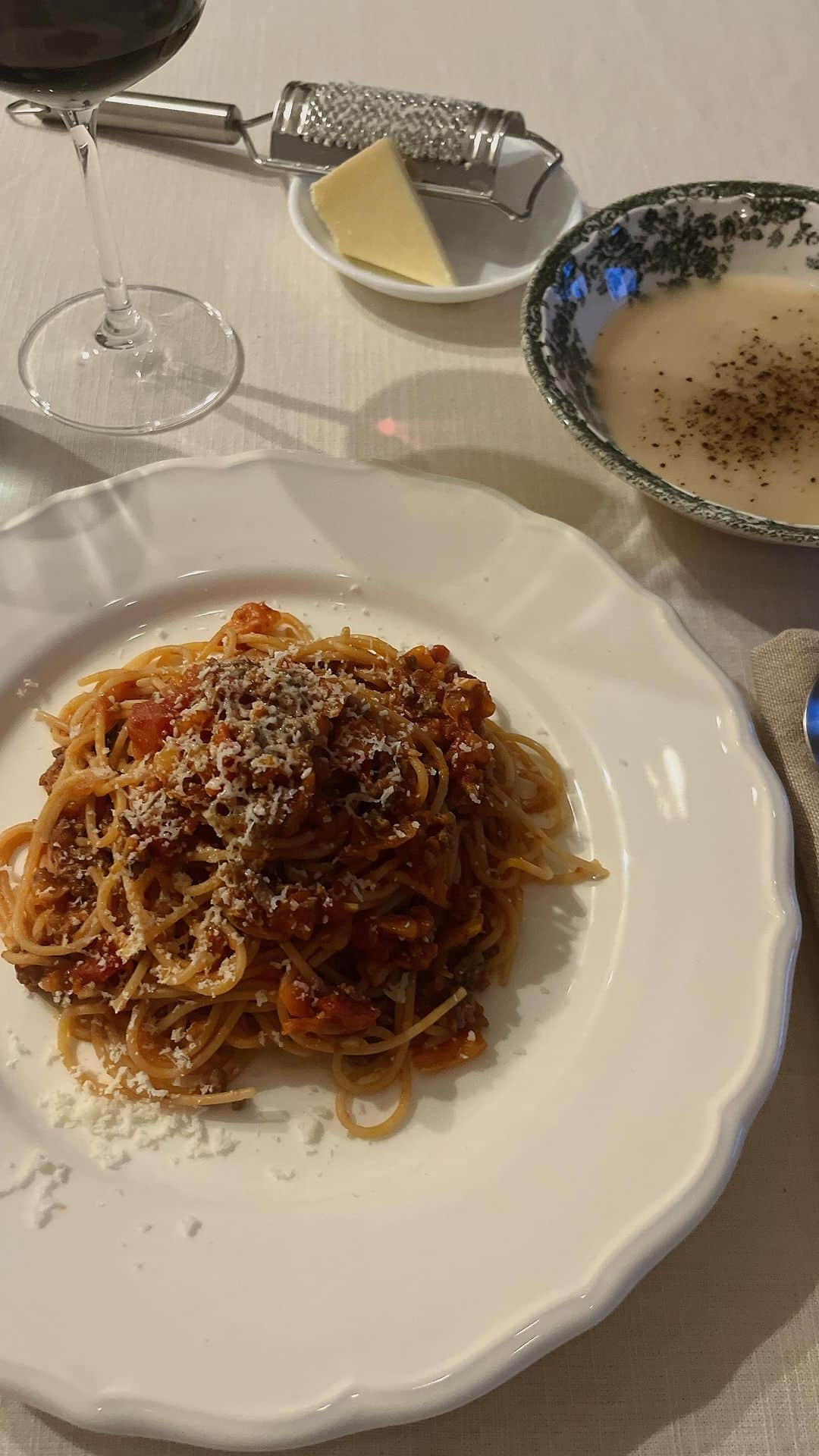 千波のインスタグラム：「【野菜たっぷりヘルシーミートソース🍝】 とっても簡単で、 一人暮らしの方にもおすすめ✨ 多めに作って冷凍しておくと とっても重宝します✨ ミキサーやチョッパーを使うともっと手軽にできます🔪  リメイクは、 ナスやトマトなどお好きな野菜の上に乗せて、 チーズONして焼いたり ハード系パンに乗せたり チキンライスの代わりにご飯と混ぜてオムライスにしたり・・🥫  お野菜たっぷりでヘルシーに、 調味料は最低限でシンプルな味付け。 レトルトのミートソースを使うより 断然お肌にも身体にも良いです🫶 食事制限はなく、ヘルシーで満足できれば 最高ですね❣️  そして、初めて ZENB麺を使ってみました🍝 黄えんどう豆１００％で小麦不使用、糖質カットな 自然派麺👏 水洗いしても豆独特の香りが強いので、 香りが和らぐ食べ方を探求していく必要があるけど （スープ系レシピが良いらしい） 我慢はしたくないけど、ヘルシーも意識したい❣️という方には おすすめです✨  材料　2-3人前 ○合い挽き肉２００g ○セロリ１本 ○にんじん１／２本 ○玉ねぎ１／２個 ○マッシュルーム３〜４個 ○トマト缶１缶 ○水１缶分 ○ニンニク１片分（チューブでも◯） ○コンソメ１−２個 ○塩胡椒 （○赤ワイン入れる場合は１００ml） ○タイムやローリエ　あれば、お好みで  ①野菜は全てみじん切りにする。 ②フライパンにオリーブオイル、ニンニクみじん切りを熱し野菜を全て炒める。 ③野菜に火が通った一度お皿に取り、ひき肉を炒める。 ④ひき肉に火が通ったら炒めた野菜を加え、 (ワイン入れるならここで入れて汁気を飛ばす) 塩胡椒、トマト缶、水、コンソメ、タイムを入れて弱火〜中火で20分煮込む。 ⑤汁気がちょうどよくなったら 塩胡椒で味を整えて完成。(濃いめが好きな方はウスターやケチャップを入れるのもありです)  そして前回のフレッシュラタトゥイユが とっても好評だったので、 まだの方はぜひ試してみてください✨🍅  #zenbヌードル  #healthylifestyle  #whatieatinaday  #ヘルシーレシピ #ミートソース」