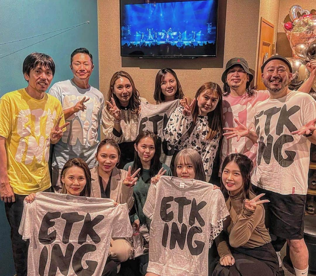 KLUTCHさんのインスタグラム写真 - (KLUTCHInstagram)「2023.5.20 流しのET-KING @三重県亀山市・スナック クリアー編 ⁡ ⁡ はじめましての亀山。 地元の人たちが集う素敵なお店。 ⁡ いつもカラオケで歌ってくれてるって常連さんや、ママに呼ばれて渋々来てくれたであろうな常連さんにも歌聞いてもらえて幸せでした。 ⁡ あったかくて元気いっぱいな女の子たちが働く素敵なお店。 また来たいなー。 ⁡ ⁡ ありがとうございました！！！ ⁡ ⁡ ⁡ ⁡ ⁡ ⁡ ⁡ ⁡ #ETKING #KLUTCH #センコウ #DJBOOBY #コシバKEN #流しのETKING #三重県 #亀山市 #スナッククリアー #感謝 #LIVE #LIFE #music」5月29日 15時34分 - klutch3etking