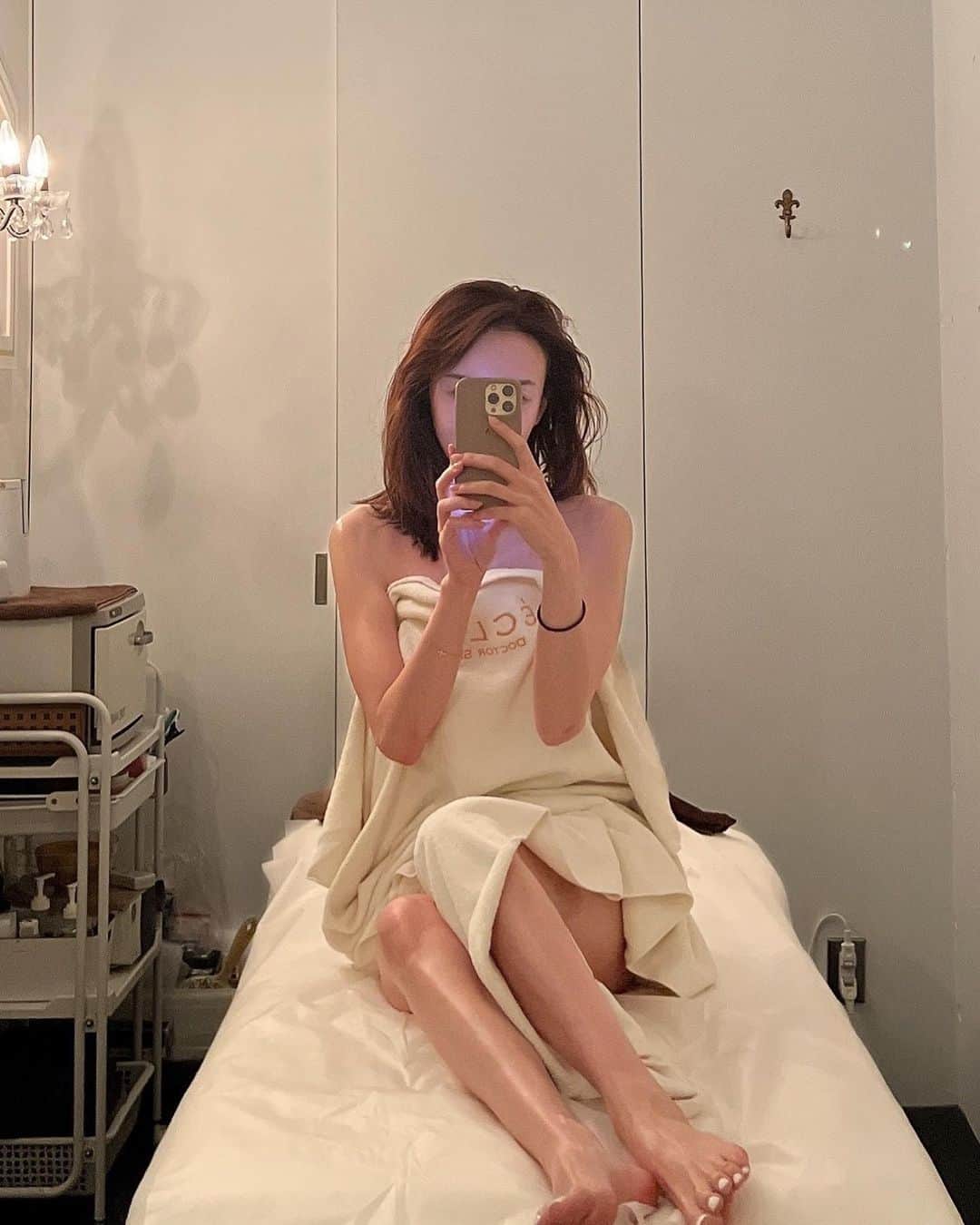 のインスタグラム：「5月の肌管理🫶🤍  ◆ @eclat_azabu  エナジーテラピー、ツヤ肌コース ◆ @firstbeauty_clinic  ヴェルベットスキン、フォトフェイシャル (今月は母も連れて フォトフェイシャル♪) ◆ @lekarkaclinic  ポラージェン、ジェネシス、LDM、幹細胞培養上清液注射(頭皮2cc) ◆ @parafuse.megumi.tokyo  脳洗浄  撮影の日のお弁当は @momoegohan ♡  レカルカの電車の中吊り広告 見てくれたかな😊🚃  . #beauty #lekarka #日本 #美容 #美肌 #美白」