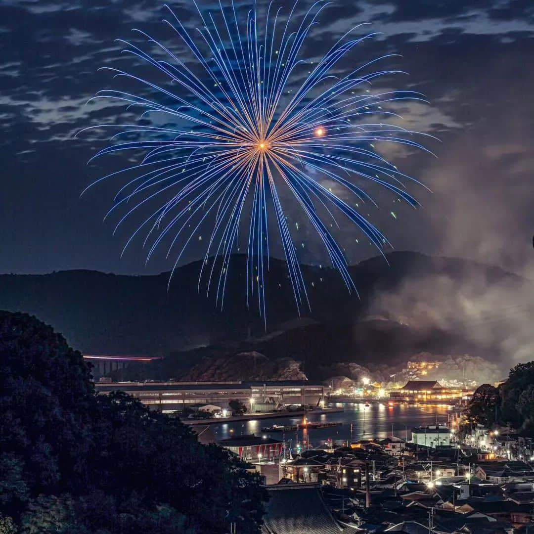 兵庫県さんのインスタグラム写真 - (兵庫県Instagram)「兵庫県公式インスタグラム『love_hyogo』です。  love_hyogoでは皆さんが #lovehyogo のハッシュタグをつけて投稿していただいた写真を紹介させていただきます。  本日のピックアップは ＠0713haru_papaさんのお写真です👑 ハッシュタグをつけての投稿ありがとうございます🙏🏻   写真は、「相生ペーロン祭」での花火大会の一枚です📷✨   播州地方に初夏の訪れを告げる恒例行事「相生ペーロン祭」🚣 手こぎの木造船によるペーロン競漕が相生湾で開かれ、前夜祭では4年ぶりの花火大会が開催され、6000発の花火が夜空を彩りました🎆🎆   ペーロンは、中国語の「白龍（パイロン）」が語源で、地元造船所で働いていた長崎出身者によって相生に伝えられ、今年で伝来101年になるそうです☝️   兵庫にまつわる投稿は #lovehyogo のハッシュタグをお願いします👈   This is "love_hyogo", the official Instagram of Hyogo Prefecture. We will introduce photos posted by you with the hashtag #lovehyogo on love_hyogo.   Today's pick is a photo by ＠0713haru_papa Thank you for posting with the hashtag!   Please use the hashtag #lovehyogo for Hyogo related posts!  #兵庫県#兵庫#hyogo #lovehyogo#love_hyogo #japan #photooftheday#followme #instagood #photography #picooftheday #happy   #相生 #ペーロン祭 #花火大会 #フォトジェニック #自慢したい兵庫の景色」5月29日 15時48分 - love_hyogo