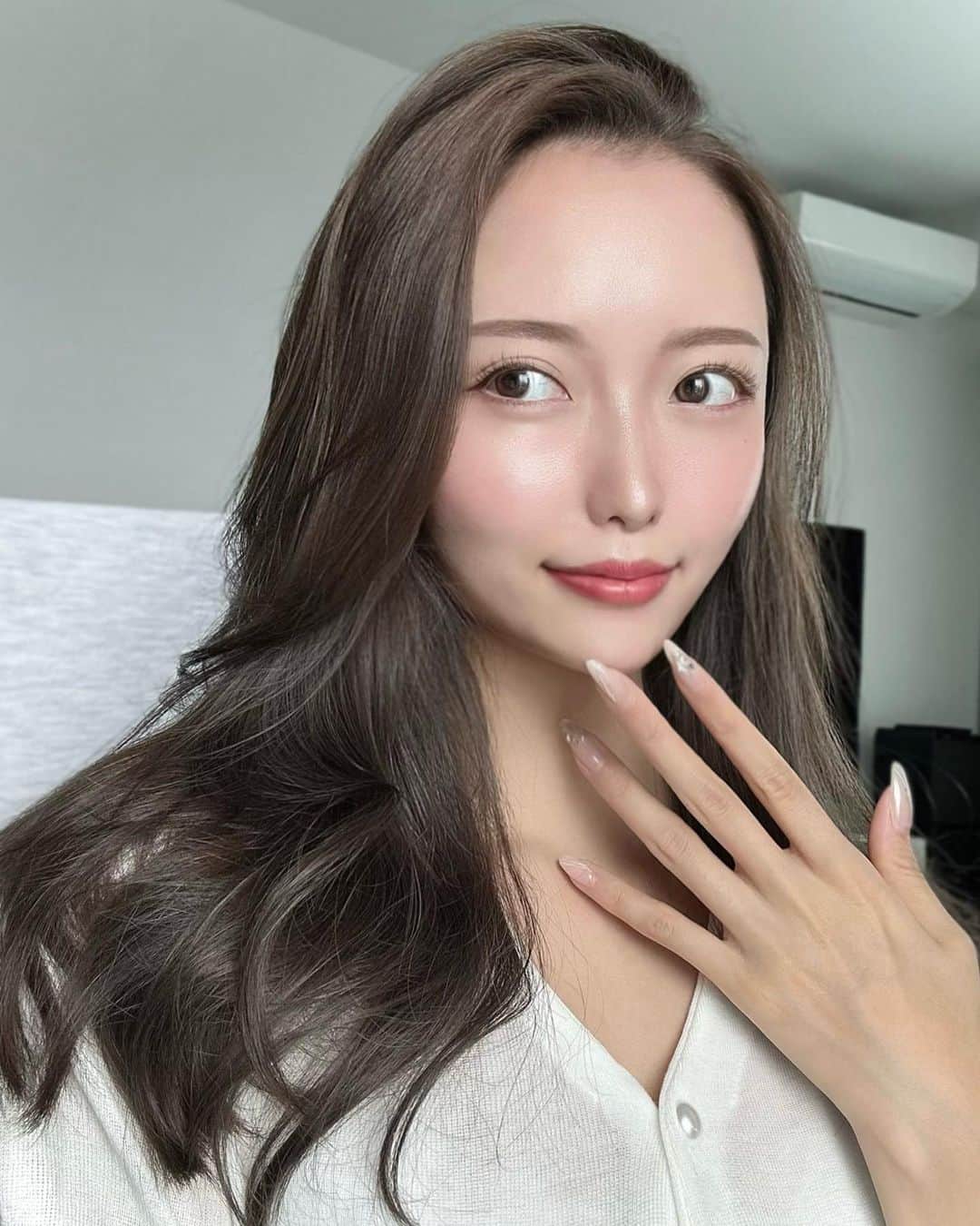 山下舞のインスタグラム：「𝐻𝑒𝑟𝑏𝑝𝑒𝑎 𝑟𝑖𝑛𝑔＿＿🌿 ⁡ 妹みたいに可愛いお友達がエステサロン オープンしたから行ってきたよ🩷 ⁡ 毛穴の汚れゴッソリとれてお肌透き通ってて感動したぁ🥹✨ 特に気にしてた鼻周りほんっと綺麗なって嬉しい！ ⁡ 剥けないし痛くないし施術もすぐ終わるしおすすめ！👏🏻🩷 効果的だから私もこれから通う♪ ⁡ @luchia_beauty  ⁡ 【私のインスタ見たで】 ・ハーブピーリングにオプションプレゼント🎁  or ・脱毛一カ所プレゼント！ ⁡ 騙されたと思って一度行ってみて🫨💦 絶対効果実感できる！ 内装も女子感なくて男性客多いので気軽に行ってみてね👨🏻✨ ⁡ ⁡ちなみにお写真は目元以外ノーメイクです #ノーファンデ  ⁡ #南堀江#大阪 #ハーブピーリング#剥けないハーブピーリング#フェイシャル #エステサロン#毛穴の黒ずみ#毛穴ケア#ニキビ跡#肌荒れ改善 #美容#美意識#女子力#肌トラブル#美容パック#アートメイク」