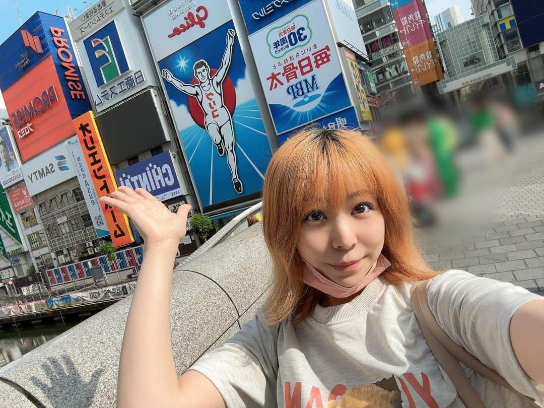 藤川菜緒のインスタグラム：「先日、オタ活のために大阪へ行ってきました！  そう、ドンブラFLTです🍑 楽しかった〜💓  仕事だと東洋ショー劇場さんのある天満にしかいないので、難波の方まで行くのめちゃくちゃ久しぶりだったなぁ🐙 大阪自体も1年ちょいぶりでした！  やっぱり大阪着いたら、西のみんなの顔が浮かんでめっちゃ話したくなった！ 早くまた会える日を楽しみにしてます🥰  #オフ　#オタ活　#大阪　#1人旅 #遠征　#オリックス劇場　#ファイナルライブツアー #グリコ　#道頓堀　#戎橋」