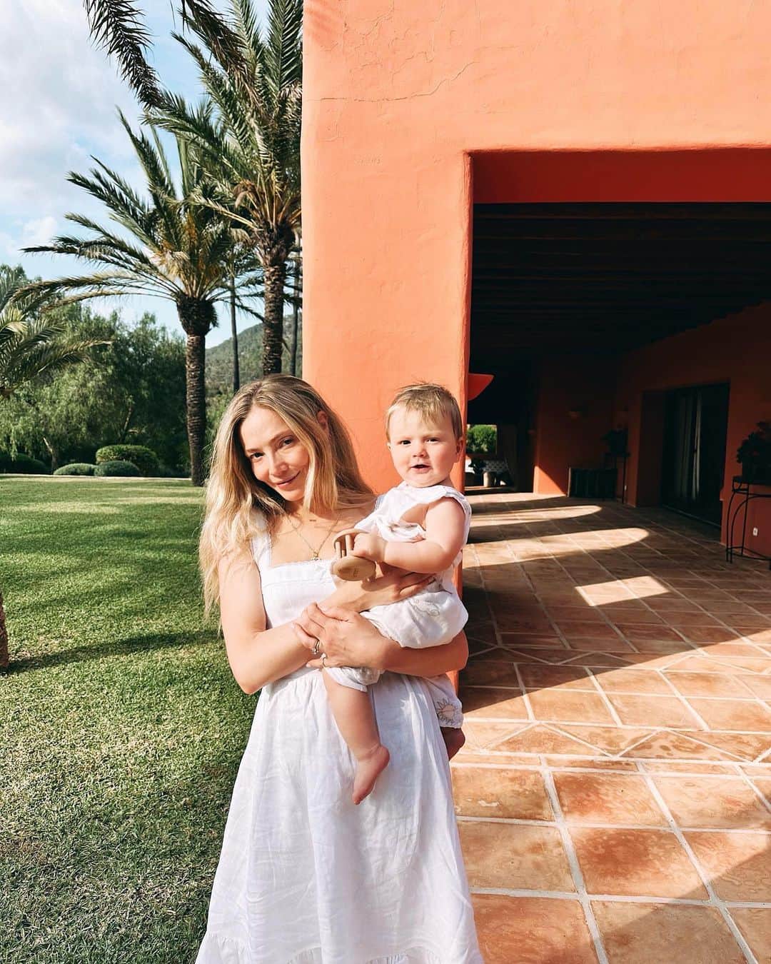 クララ・パジットのインスタグラム：「Back to the island 🍒🧚‍♀️🦁🪸🌴🪩🥗🥘🤡🧞‍♀️🥗🐟🙃🌙🧜‍♀️🦥🦋💫👁🦦」