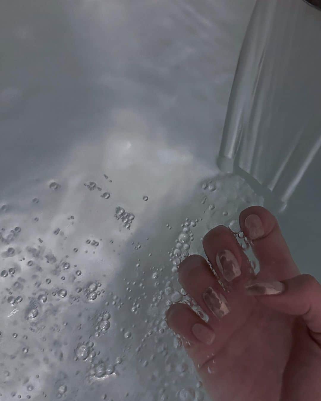 山本梓衣菜さんのインスタグラム写真 - (山本梓衣菜Instagram)「..  Bubble nail🫧🧊🛁  爪の中に泡が入ってるの！ すごくない？🥹  @ruiro_asaka さんがインスタに載せてるのを見てすぐにコメントした🤣🤍 お気に入りすぎて毎日爪みちゃう🫧  #bubblenail」5月29日 15時52分 - shiina_yamamoto