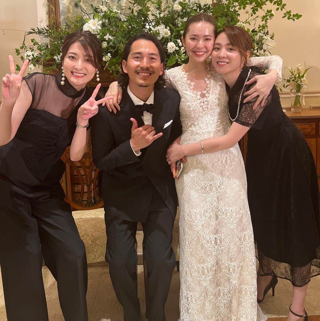 のインスタグラム：「． ． 先日あったロレインの結婚式👰‍♀️ @naomilorrainefrank @ryosekikawa   2人の人柄が伝わるあったかい式だった🥰  類は友を呼ぶ、がまさに体現されてたよ🤭  参列者のみんなも可愛いorカッコいい＆気さくで はじめましての人も多かったのにすぐに仲良くしてくれて楽しかった😆  久しぶりのお友達にも会えたし幸せ😍  ちょこちょこ写真あげてこかな🫶  #結婚式#happywedding#wedding」
