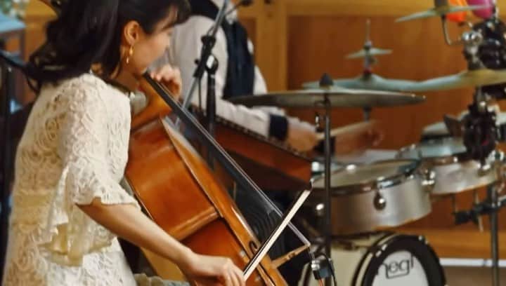 新倉瞳のインスタグラム：「Cello&Percussion Musik Video!  新倉瞳&渡辺庸介📹公開されました🎻🥁  youtu.be/RU0Y_lsavZ4  明日5/30のライブ(あとほんの数名ご来場いただけます！) 7/17岐阜tamakoでのにいくらようすけ音楽院(同店7/18ライブは満員御礼)  皆さま是非✨」