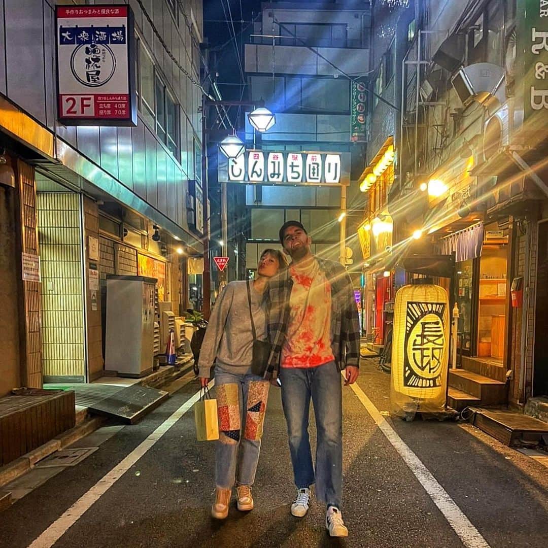 ザック・バランスキーのインスタグラム：「今シーズンもありがとう😘❤️🫶 オフどこ行く？笑  @victim.jp のシャツ最近奪い合い😂💯 服はシェアザワールド by AIKO」