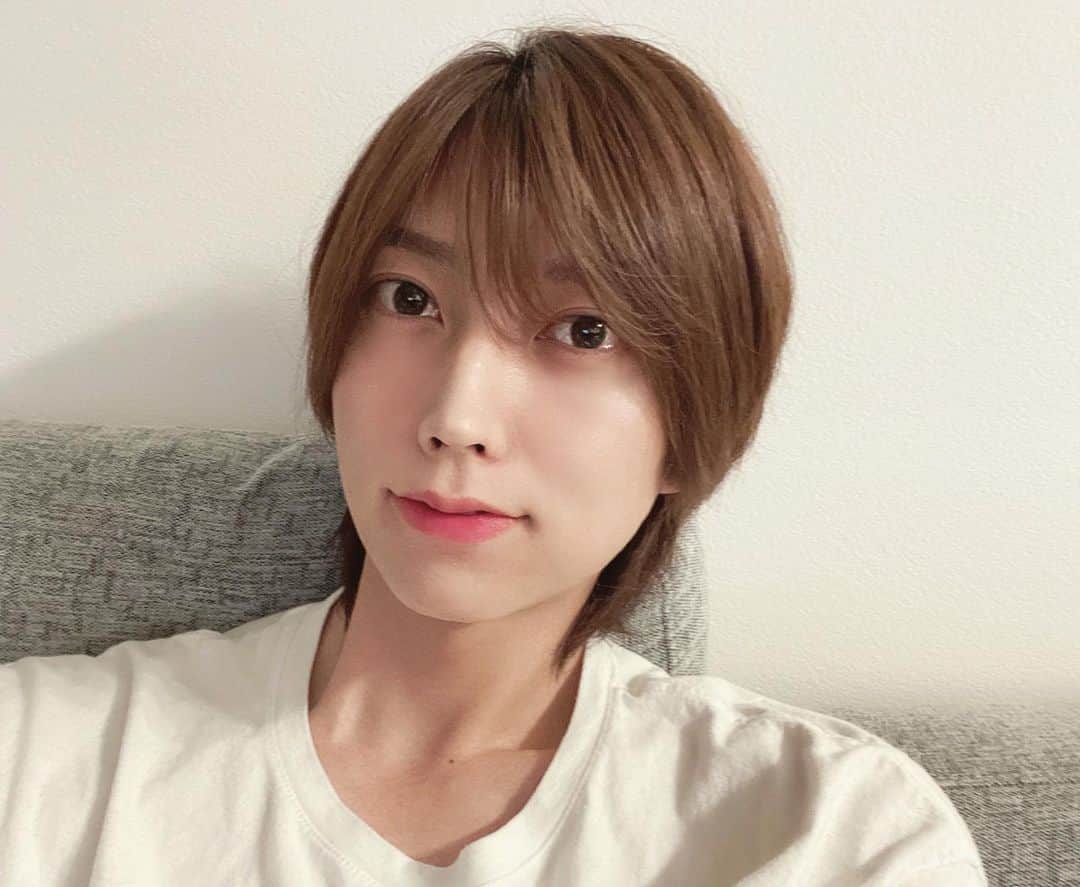 のインスタグラム：「梅雨やな🥸」