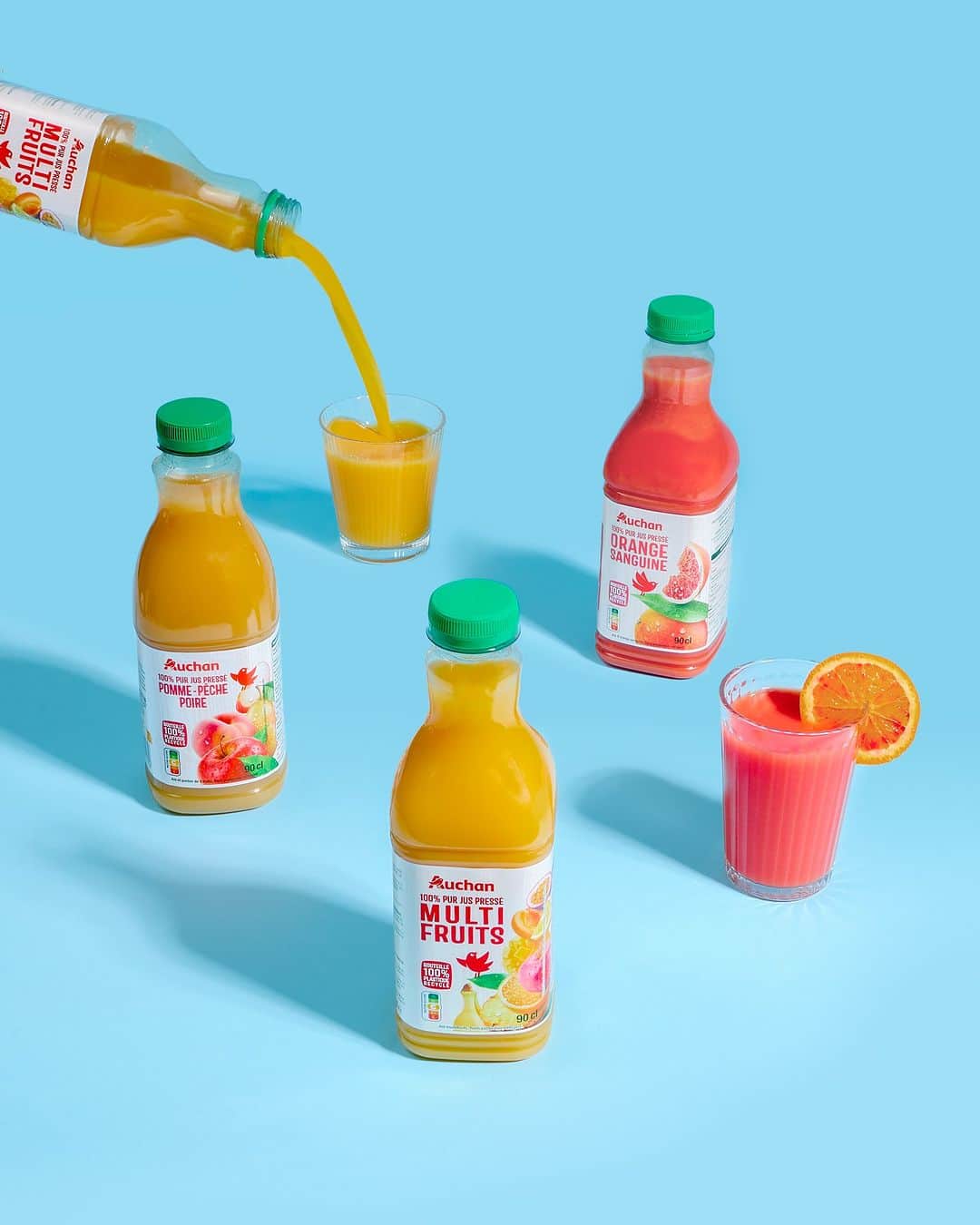auchan_franceのインスタグラム：「Rien de plus rafraîchissant que nos jus de fruits frais, vous pouvez nous croire 🍹  Orange sanguine, multi-fruits, ananas… Il y en a pour tous les goûts ! Agitez, servez, et régalez-vous 🍍🍊  💬 Lequel vous donne le plus envie ?   Psst.. nos bouteilles sont faites en plastique 100% recyclé !  #Auchan #Fruits」