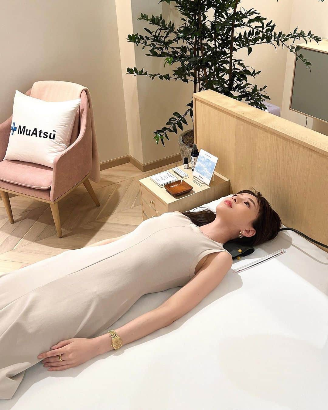 舞川あいくのインスタグラム：「最強の睡眠🛌💤  MuAtsu Sleep Lab（ムアツスリープラボ）で オーダー枕を作り  横顔の角度や寝心地をスタッフの方と一緒に確かめながら、10分ほどの計測でオーダー枕が出来上がり 当日中に持ち帰れます😊  睡眠は時間だけでなく 質もとっても重要。 健康第一！是非是非🤍  . #最強の睡眠 #muatsu #pillow #浜町  @yukako_nishikawa」