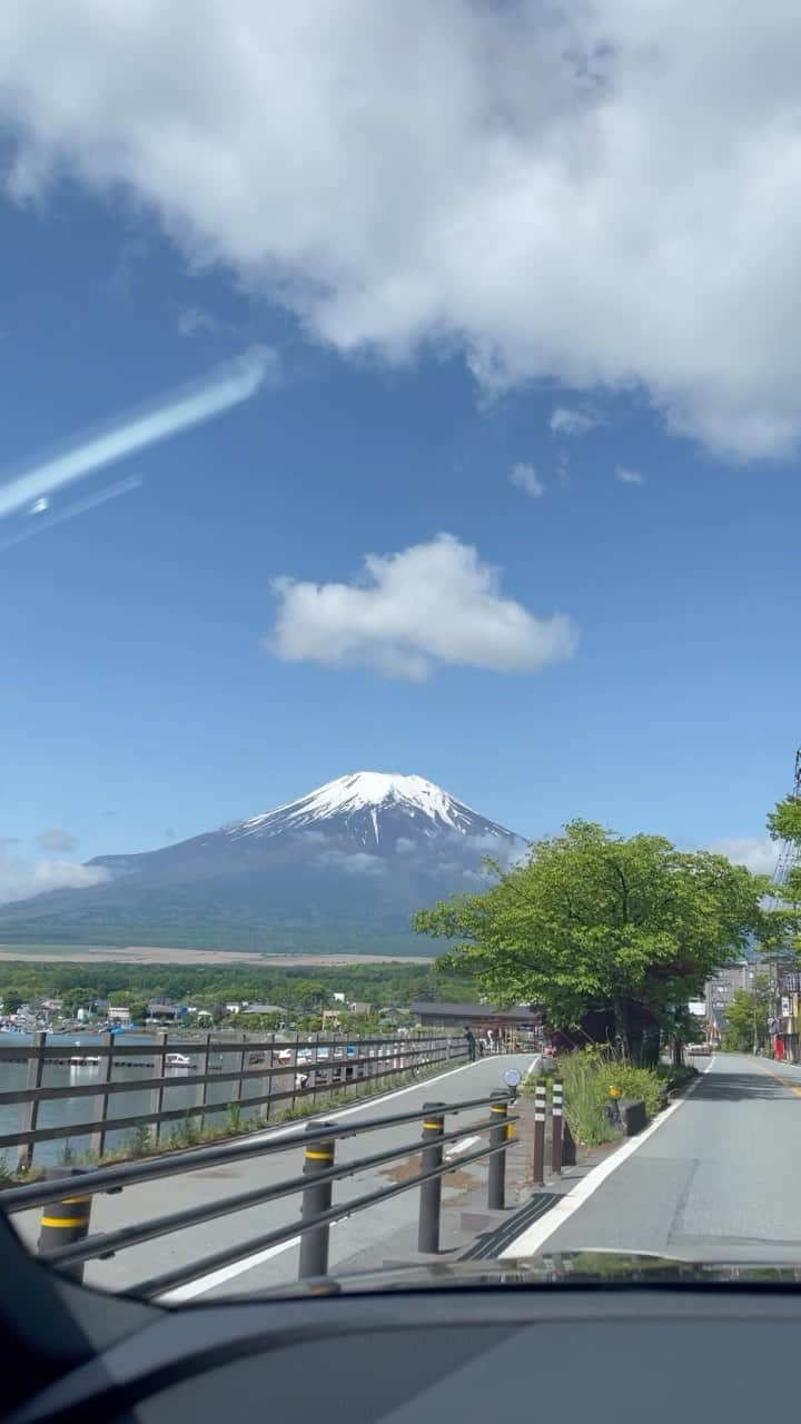 Rimiのインスタグラム：「遅れましたがやっとDay2🦁 行き先は @fuji_safari 🦓 初めての餌上げができたりたくさんの動物に出会えたよ🤍 ライオンバスにものれて、大きな動物にも餌をあげたりすることができてノアは大興奮🤍 ずーっとガオーって言って楽しみました🤍 たくさんの思い出をリールに残します☺️  #baby#babyboy#babyfashion#babyclothes#clothes#fashion#cordinate#family#familyphoto#photo#赤ちゃん#男の子ベビー#女の子ベビー#男の子コーデ#男の子ママ#女の子ママ#兄妹#年子ママ#年子#1歳#0歳#成長記録#赤ちゃんのいる生活#親子コーデ#家族写真#家族の思い出#富士サファリパーク#動物園」