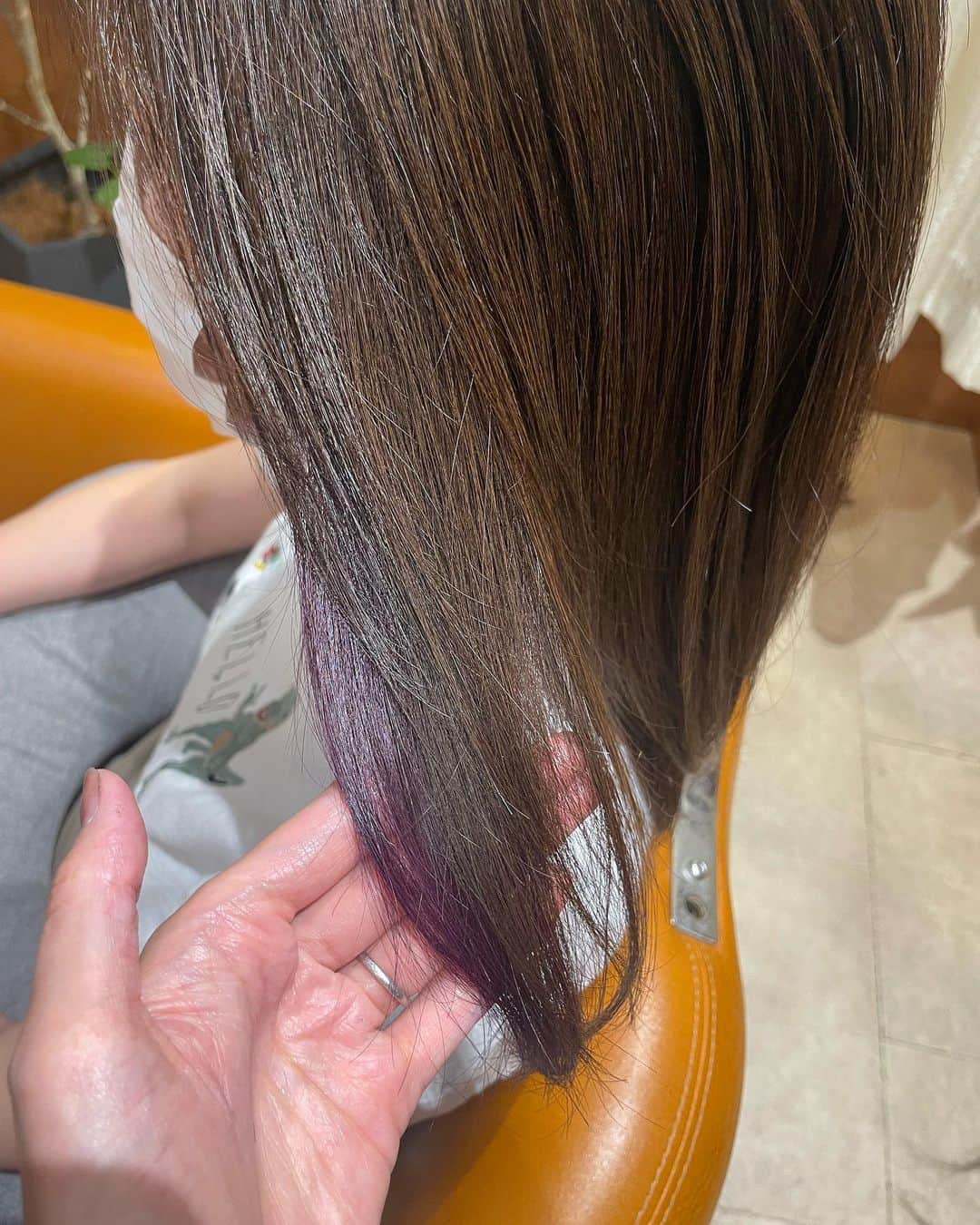 西本香澄さんのインスタグラム写真 - (西本香澄Instagram)「#アッシュグレージュ #インナームラサキピンク #泥プラスでツヤツヤ #インナー再々利用 紫系のピンクは 4枚目ぐらいインナーの明るさがあればキレイに入ります🍇 青系の紫は相当抜かないと 難しいんですが、ピンクムラサキは 発色しやすいので、 ダメージ少なめでできるのが嬉しい🌸🌸 紫が抜けた後もサーモンピンクみたいになってベージュに向かって抜けるのがとてもキレイなのでオススメです😍 結局は抜けがキレイな 色にしたいですよね🎉🎉 抜けにこだわるとか、 色もち重視は女性美容師の特徴らしいです😋 こだわっていきます🎉🎉 ＊＊ ＊＊ ＊＊ ＊＊ 6月のキャンセルがちらほら。 ご検討お願いします🙇‍♀️🙇‍♀️ 8月のご予約は6/15〜 ホットペッパー空きます🎉 よろしくお願いします🌸🌸 ＊＊ ＊＊ ＊＊ ＊＊ #淀川区美容室　#ミモリヘアー #神崎川美容室　#mimorihair #かすみん　#かすみんヘア　#みもりん　 #お子様と一緒に美容室 #夫婦で美容室 #完全予約制　#貸し切り美容室  #三津屋北　#三津屋 #新高　#淀川区 #個室サロン  #泥の内部補修トリートメント　#ツヤ髪 #オッジオット　#oggiotto #アジュバン　#モナリ　#正規取扱店 #継続は美髪なり#こだわり美容師」5月29日 16時13分 - kasumin_hair