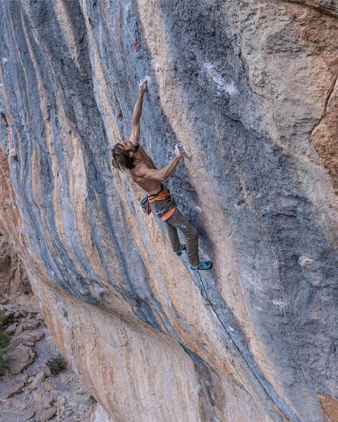 クリス・シャーマのインスタグラム：「Repost from @tenayaclimbing • Sleeping 🦁 💤  @chris_sharma, on the first ascent of Sleeping Lion (9b+/5.15c), El Pati, Siurana.  📷: @giancolafoto  #makeithappen #climbing #siurana」