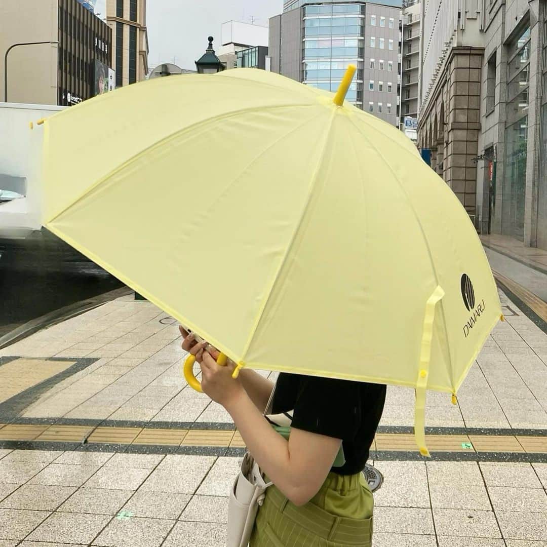 大丸神戸店のモノとコトさんのインスタグラム写真 - (大丸神戸店のモノとコトInstagram)「. 大丸神戸店でのご移動に活用いただける傘のご紹介です🌂  本日、気象庁より梅雨入りの発表がございました☔ そんな日に便利な傘が大丸神戸店にはございます！！  黄色が目印の傘は、車でお越しいただいた際にカーポートから大丸店舗間でご利用いただけます✨ こちらをご利用いただきますと、店舗内で傘を持ち歩かずに済みますので、お買い物にぴったりですよ💛 ※傘はご使用後、ご返却をお願いいたします🙇‍♀️  これからの雨の日に、ぜひご活用ください🌟  #大丸神戸店#大丸神戸#元町#神戸#神戸大丸#daimarukobe#kobe#梅雨#雨の日#雨傘#大丸傘」5月29日 18時00分 - daimarukobe