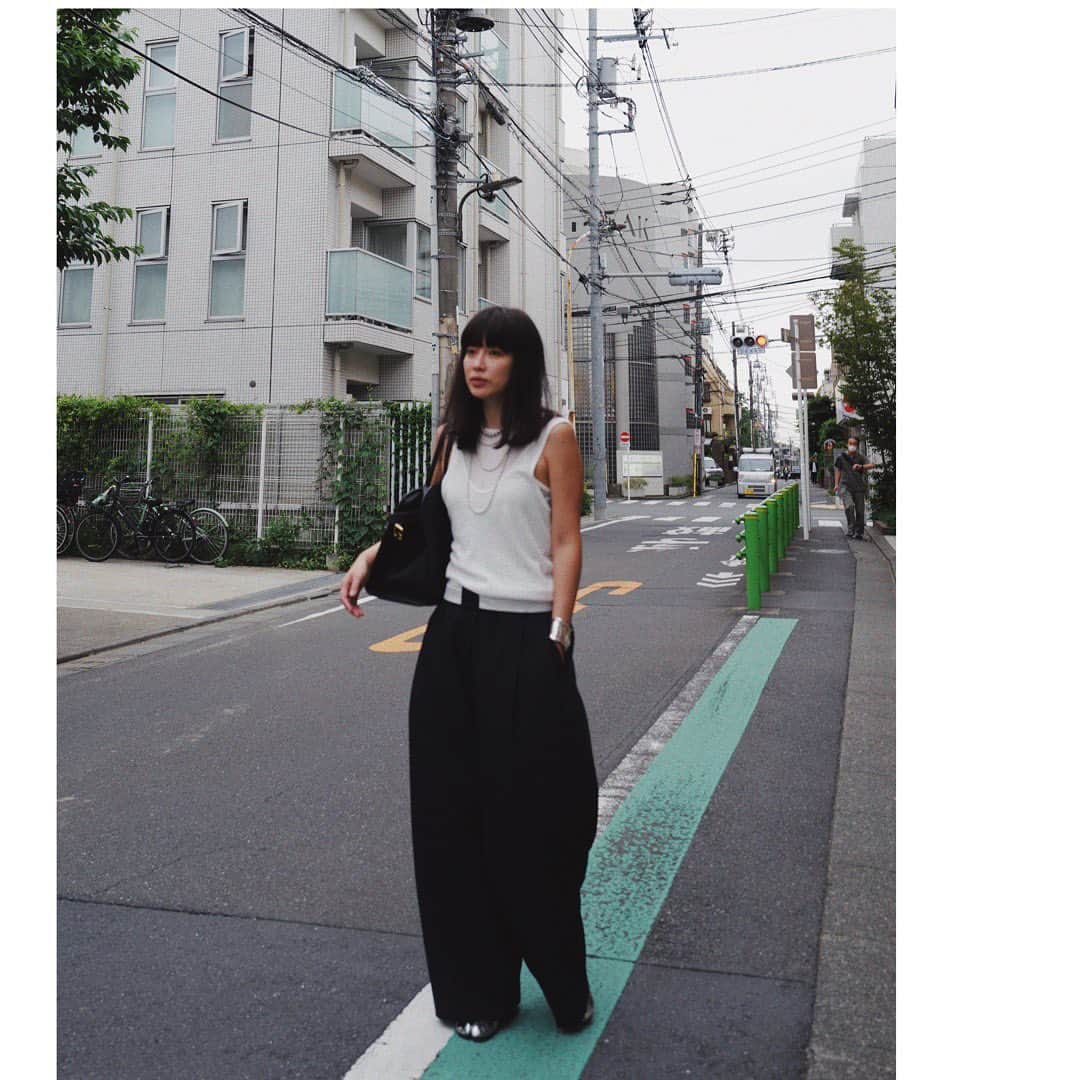 JUNNAのインスタグラム：「🌧️  今週はランチライブで🤫こっそりお話した、 大人気アイテムの再販や先行受注で争奪戦となったアイテムetc...たくさんの商品が入荷します。 (新作ラインナップは @etretokyo HPにてご覧下さい)  私のオススメはEDWINコラボでチラッとご紹介していたこのレイヤードタンク！  #ETREシアーテレコレイヤードタンク  タンクトップを二枚ドッキングのような斬新なデザイン！ コットン100%超長綿、スーピマ原料の強燃糸を使用した、繊細でシアー感のあるテレコカットソーでさらっとした肌触り🌬️これからの季節に重宝する一枚。 今日はこの上にジャケットを羽織っているんだけど、蒸し暑すぎて、ジャケットを脱ぎました🤪  ジメジメの蒸し暑シーズン到来 髪の毛もいつに無くボリューミー  今夜21時からは楽しいライブ配信があります〜✌️  tops/ #ETREシアーテレコレイヤードタンク pants/ #ETREフォールドベルトタックパンツ bag/ #therow boots/ #maisonmargiela   #etretokyo#156cm」