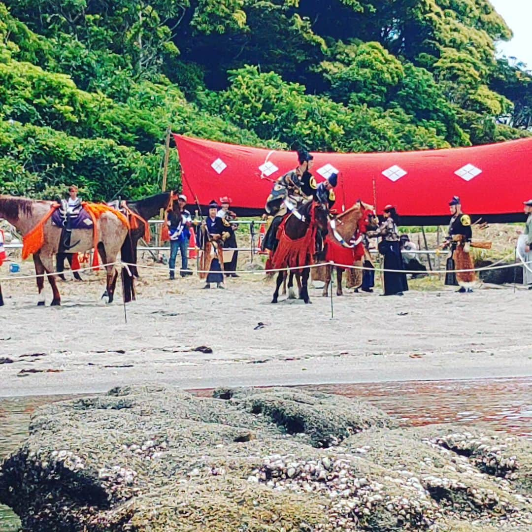 上念司さんのインスタグラム写真 - (上念司Instagram)「三浦の荒井浜で行われた笠懸です。 流鏑馬と違って往復します。  #三浦市 #荒井浜海水浴場 #武芸」5月29日 16時18分 - tsukasajonen