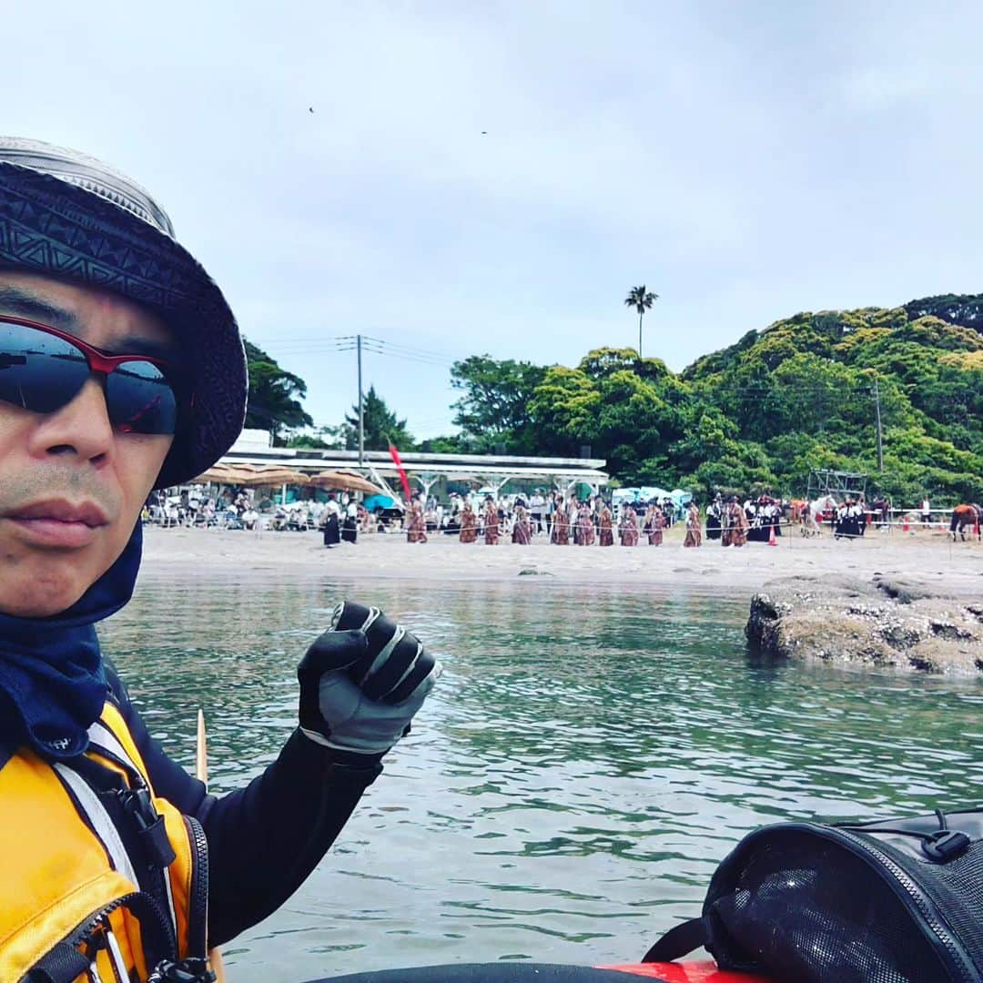 上念司のインスタグラム：「三浦の荒井浜で行われた笠懸です。 流鏑馬と違って往復します。  #三浦市 #荒井浜海水浴場 #武芸」