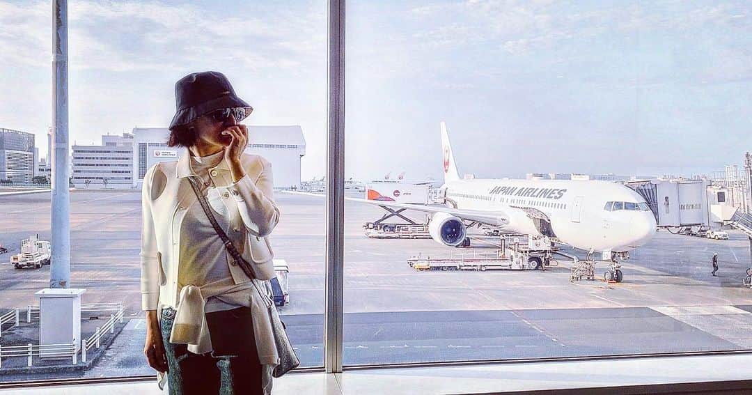 広瀬香美さんのインスタグラム写真 - (広瀬香美Instagram)「✈️🪐🧥  移動Fashion 動きやすくてリラックス出来る事が大事  Jacket & Pants ... @dior  Cutsew & Knit ... @vince   #airportoutfit #ootd #getreadywithme #cordinate」5月29日 16時33分 - kohmi.hirose