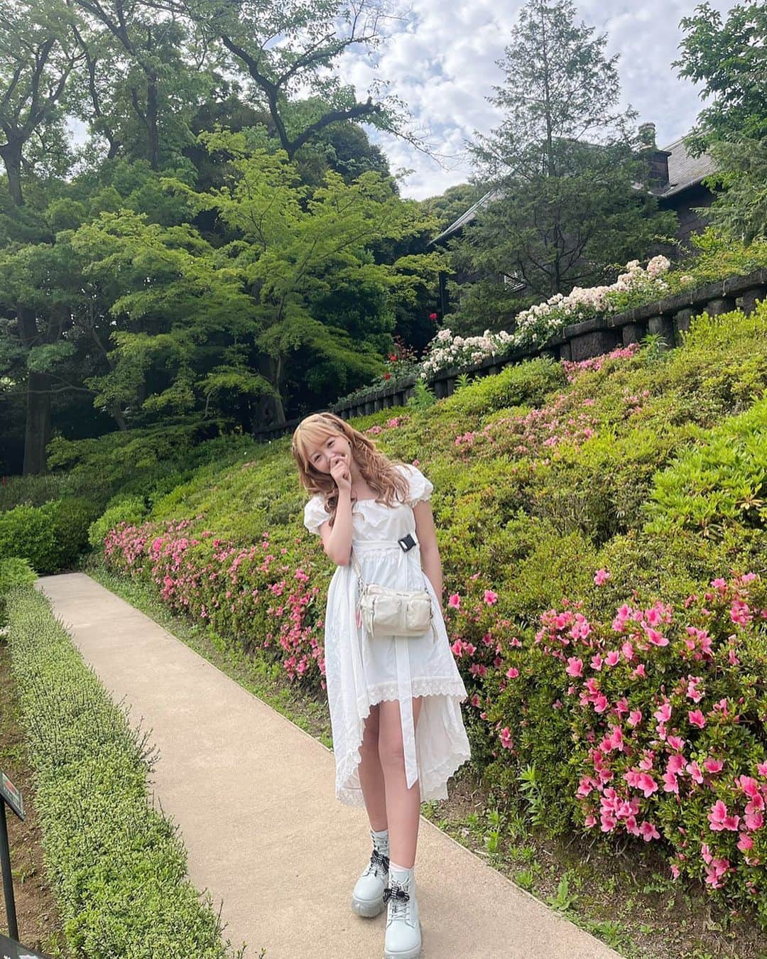 のインスタグラム：「薔薇見に行った🌹」
