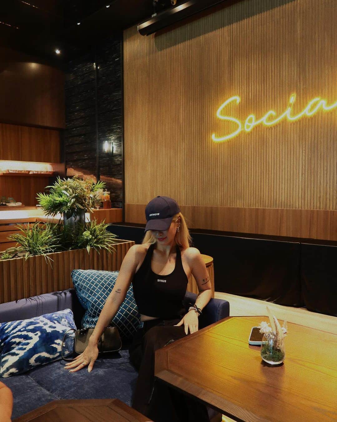 林咖安（Lyla）のインスタグラム：「#決定送你去住住看  上週末帶著媽媽和大兒子去了一趟新竹☀️ 其實早上還在拍攝🤣 所以工作完立馬開車出發～🚗  這次住在 @episodehsinchu 酒店🌟 然後入住的是一大床的樓中樓套房🥰 剛好趁母親節可以過一個月的時候 在最後一刻壓線來小小慶祝一下🤣  看照片真的是兒子玩的很嗨😂 我感覺是去陪玩的哈哈哈哈！  下午小餓可以去一樓的 SOCIAL 空間 有咖啡、餅乾、飲品和點心🧸 傍晚還有一小時的 Happy Hour  適合需要酒精的朋朋們～🍷🤘🏼  晚餐是在同一層樓的Westwood 餐酒館用餐🍽 從開胃菜到主食再到甜點🍮 大家都很滿意（ 兒童爆吃薯條🤣 ） ___________________________________  然後昨天限動已經有太多朋朋們在問飯店資訊⛱️  ⚡️今天決定直接送你去住住看🤣 （ 很任性 ）  💗 趕快 @一位朋友、家人或是另一半  💗 追蹤 @episodehsinchu IG  ⭐️ 留言給我：「 週末小旅行最想去哪玩？ 」  （ 回答沒有限制歐，開心就好😆 ）  今天晚上 10 點來抽出幸運朋朋🫶🏼  #住宿日期7月1日到年底選一天平日去玩 #早餐看你要不要加有些人選睡到飽🤣 #標準大床還是雙床房給你們自己選」