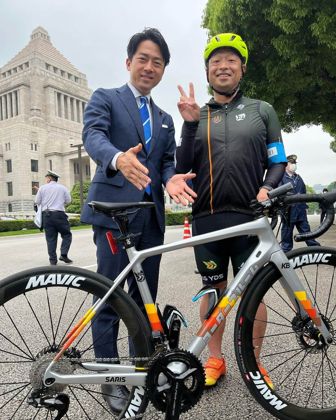 小泉進次郎さんのインスタグラム写真 - (小泉進次郎Instagram)「自転車を愛する方としても知られている、安田大サーカスの団長安田さんが自転車で国会に。  団長安田さん曰く、全国の空港の中でも羽田空港は自転車で行くのが本当に不便らしい。まちなかでは自転車レーンの導入などが進んでいると感じますが、まだまだ課題がありますね。  短時間でしたが、有意義な意見交換になりました。ありがとうございました！  #安田大サーカス #団長安田 #自転車 #サイクリスト #超党派自転車議連 #小泉進次郎 #羽田空港 #国会 #ヘルメット」5月29日 16時30分 - shinjiro.koizumi