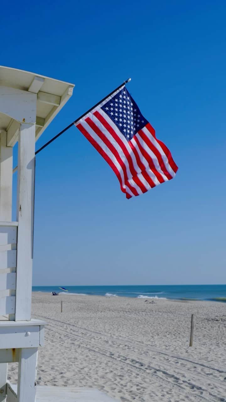 Saks Fifth Avenueのインスタグラム：「Take a pause to remember what’s important this #MemorialDay. To all those who have bravely given their lives for our country, we honor you.」